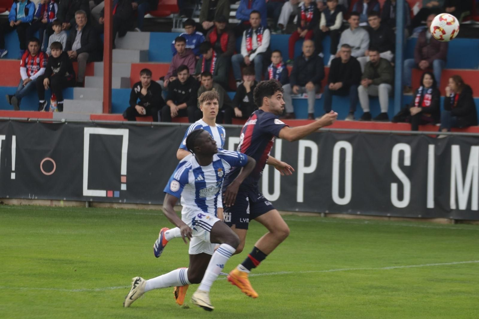 Keita pugna con Juanje en el partido de la pasada temporada.