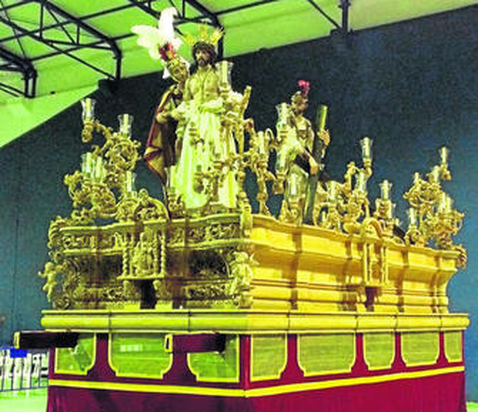 El Despojado, con túnica blanca, dispuesto en el paso con el nuevo sayón detrás y el frontal del canasto tallado.