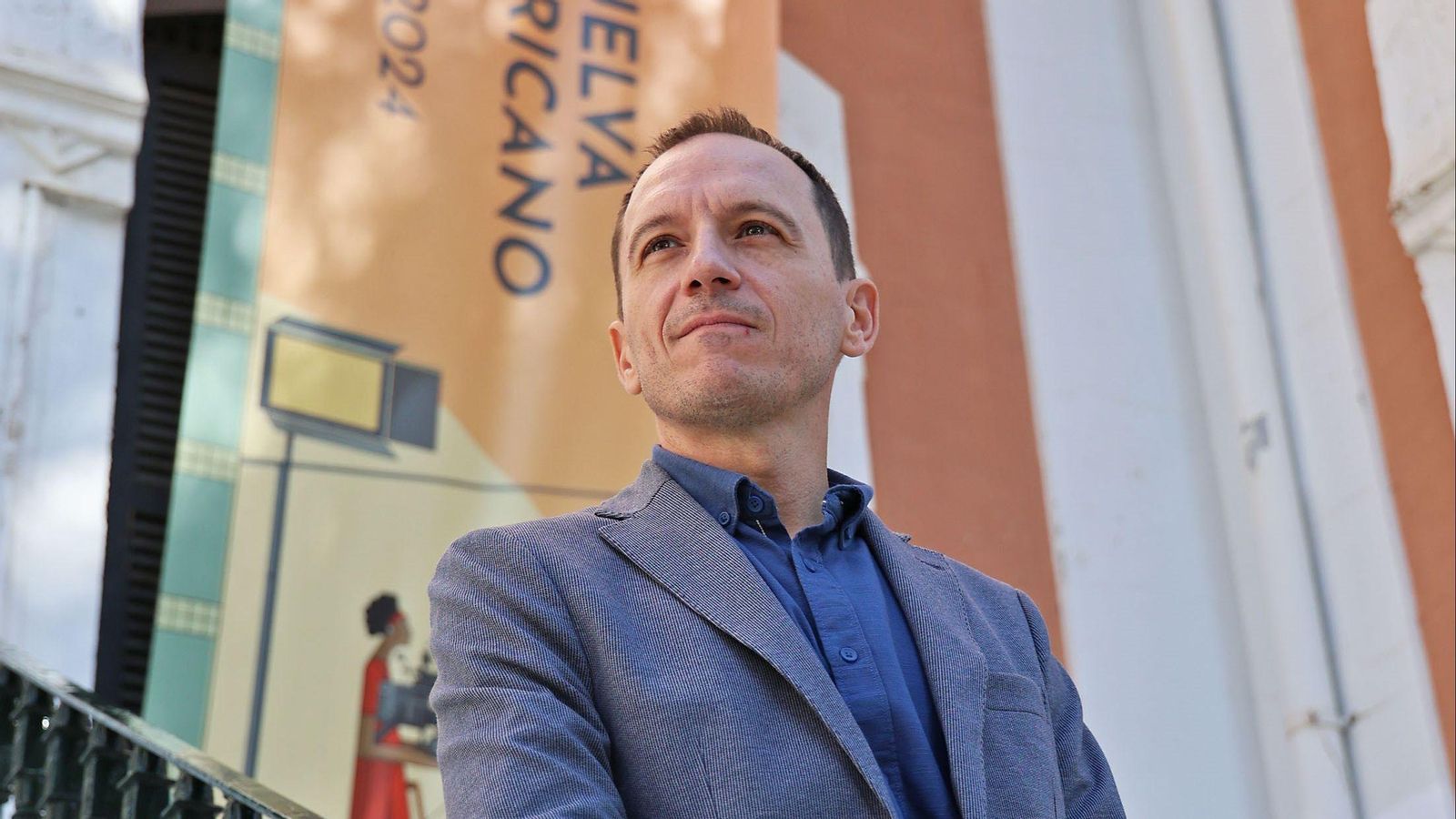 Manuel H. Martín, director del Festival de Cine Iberoamericano de Huelva, a las puertas de la Casa Colón.