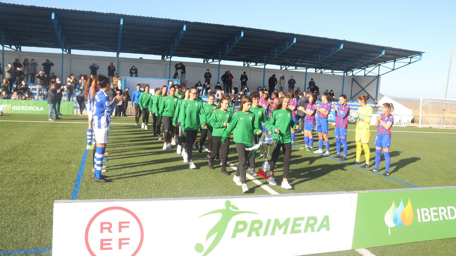 La selección femenina de Huelva sub15 fue homenajeada por conquistar el Andaluz.