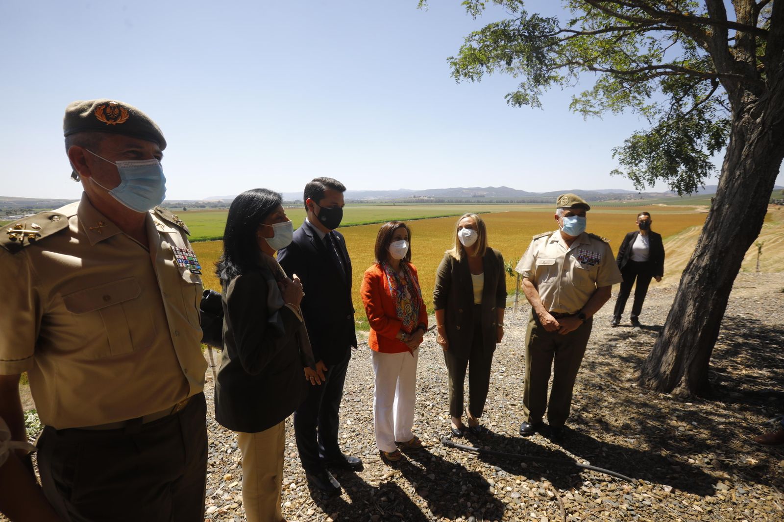 Un momento de la visita de la ministra a los terrenos de La Rinconada