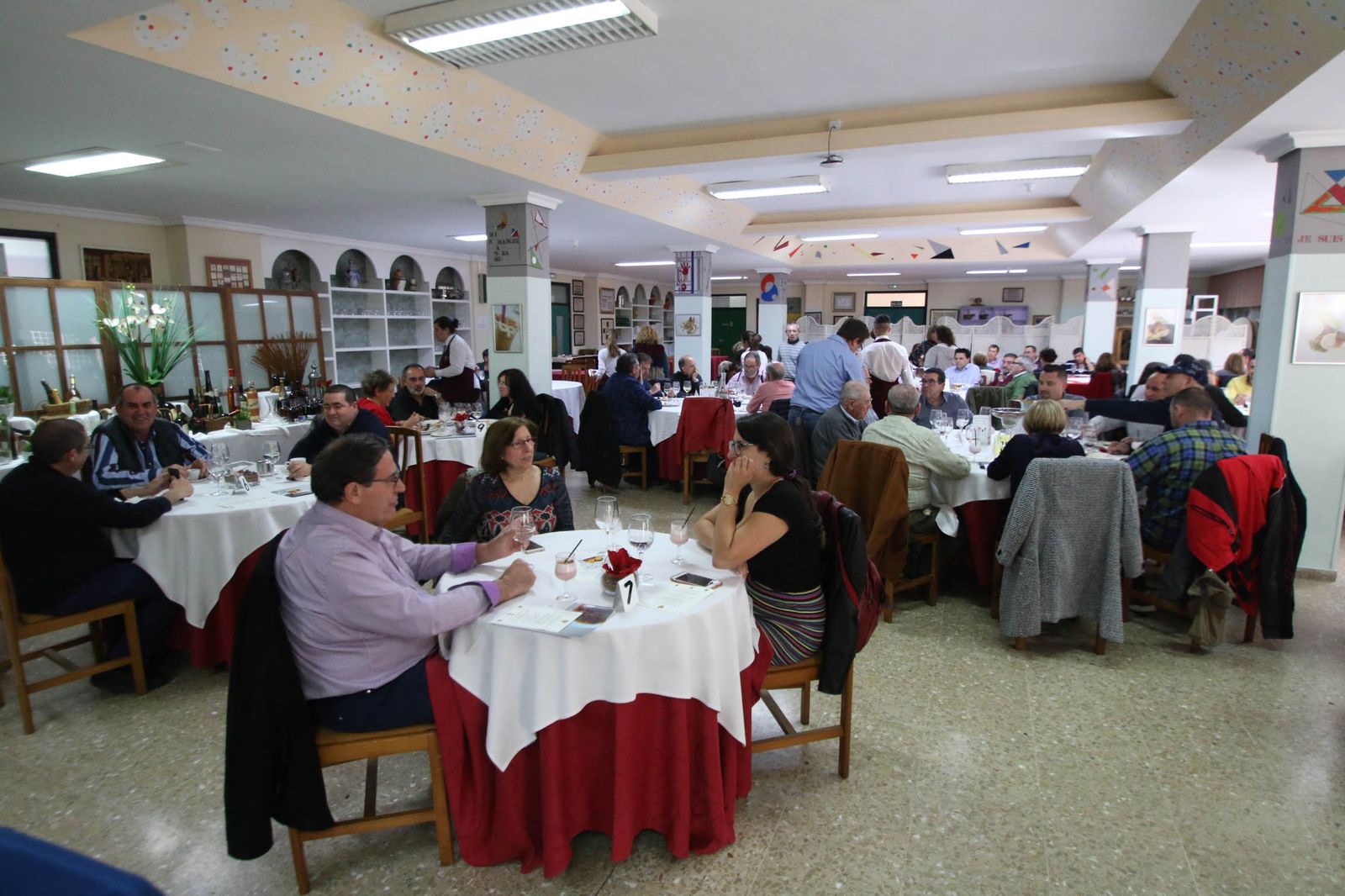 Comensales en el salón de la Escuela de Hostelería.
