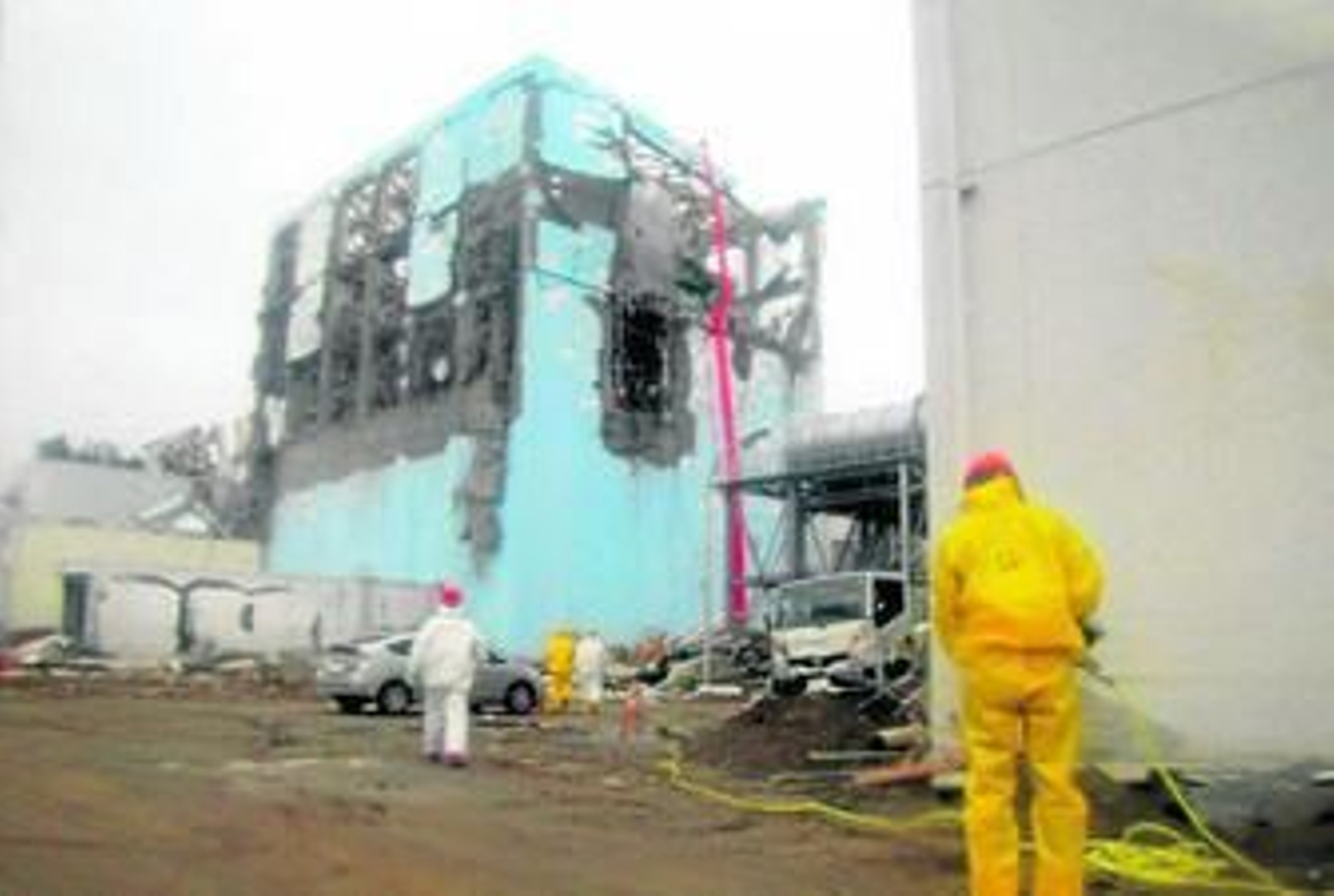 Varios trabajadores intentan controlar la situación ayer en la central nuclear de Fukushima.