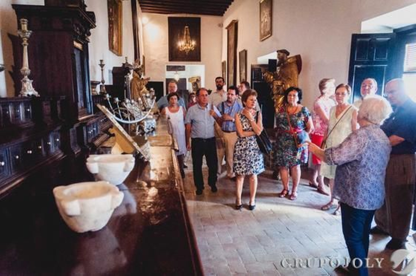 Paseo por su interior y por los millones de documentos que allí se guardan, como acto de clausura del curso de los Amigos del Archivo de Jerez.

Foto: Manu Garcia