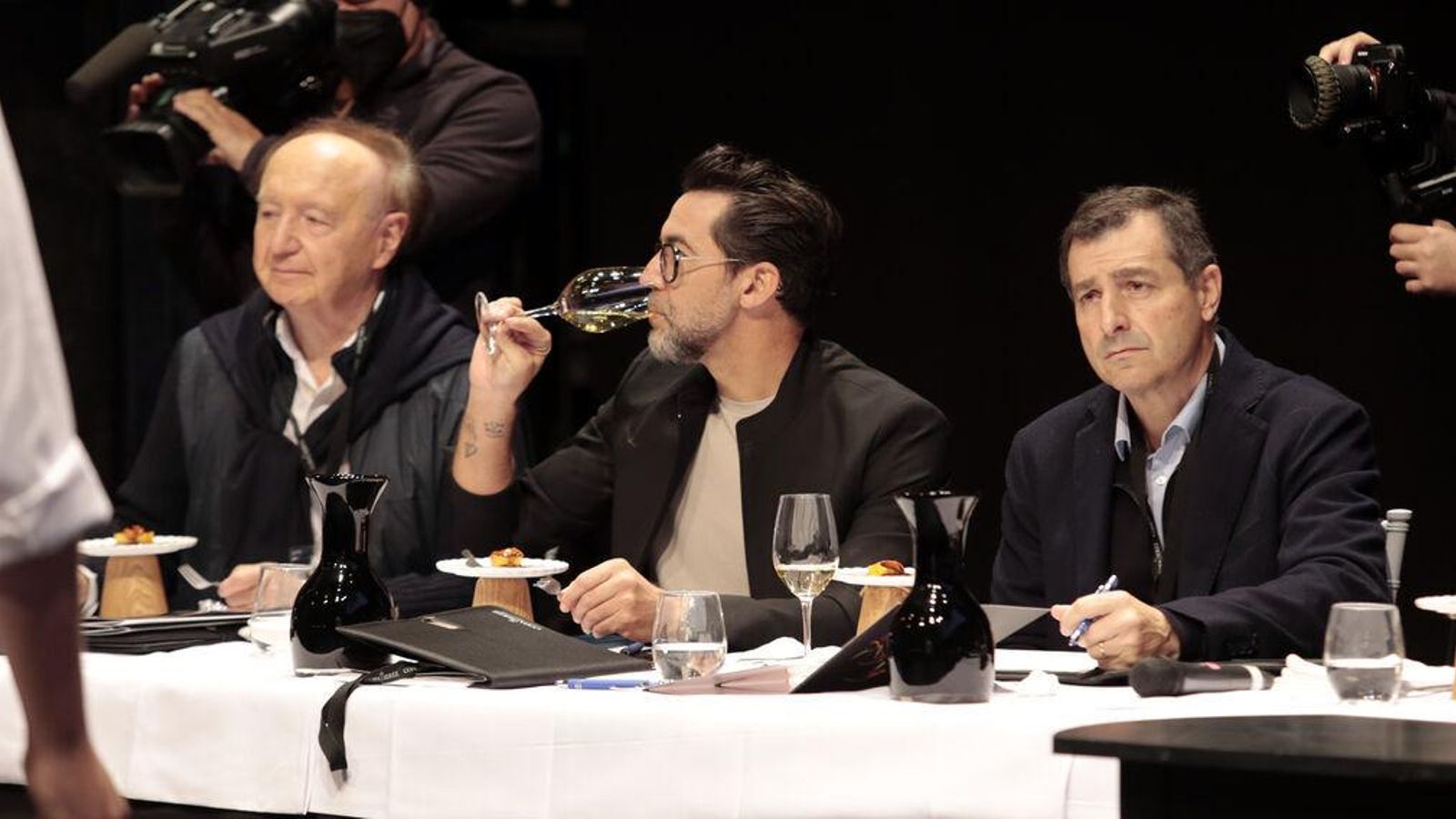 El cocinero de Dénia, escoltado por Josep Roca y José Carlos Capel, durante la cata del concurso gastronómico Copa Jerez.