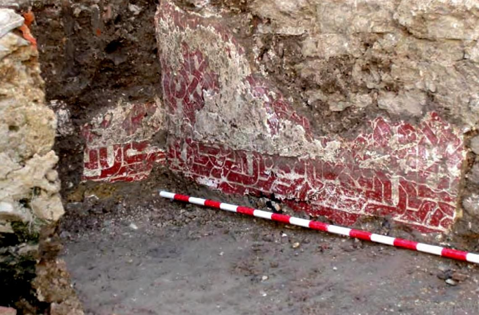Decoración parietal realizada con pintura roja hallada en una de las estancias de la vivienda excavada en el solar nº 11-13 de la calle de Las Huertas de Algeciras.