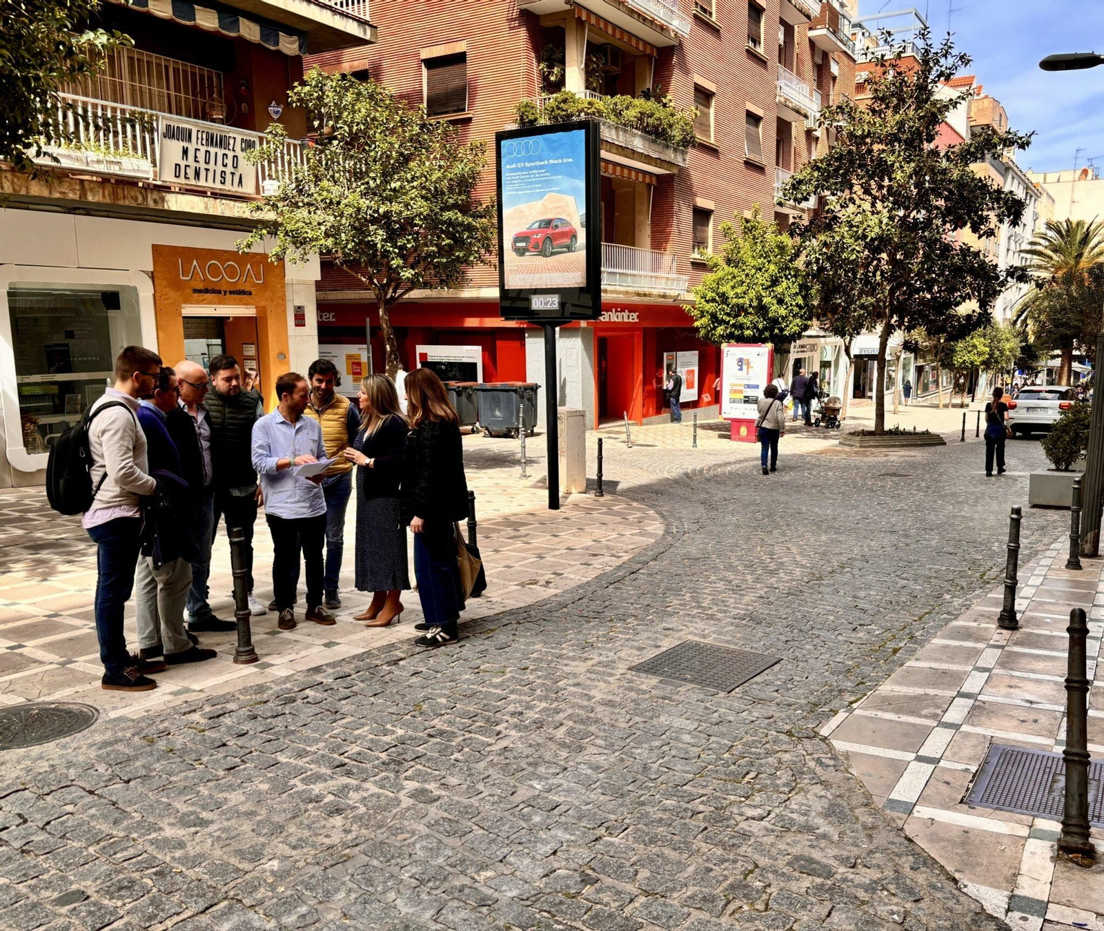 Erik Domínguez y su equipo frente al local que esperan cerrar en los próximos días.