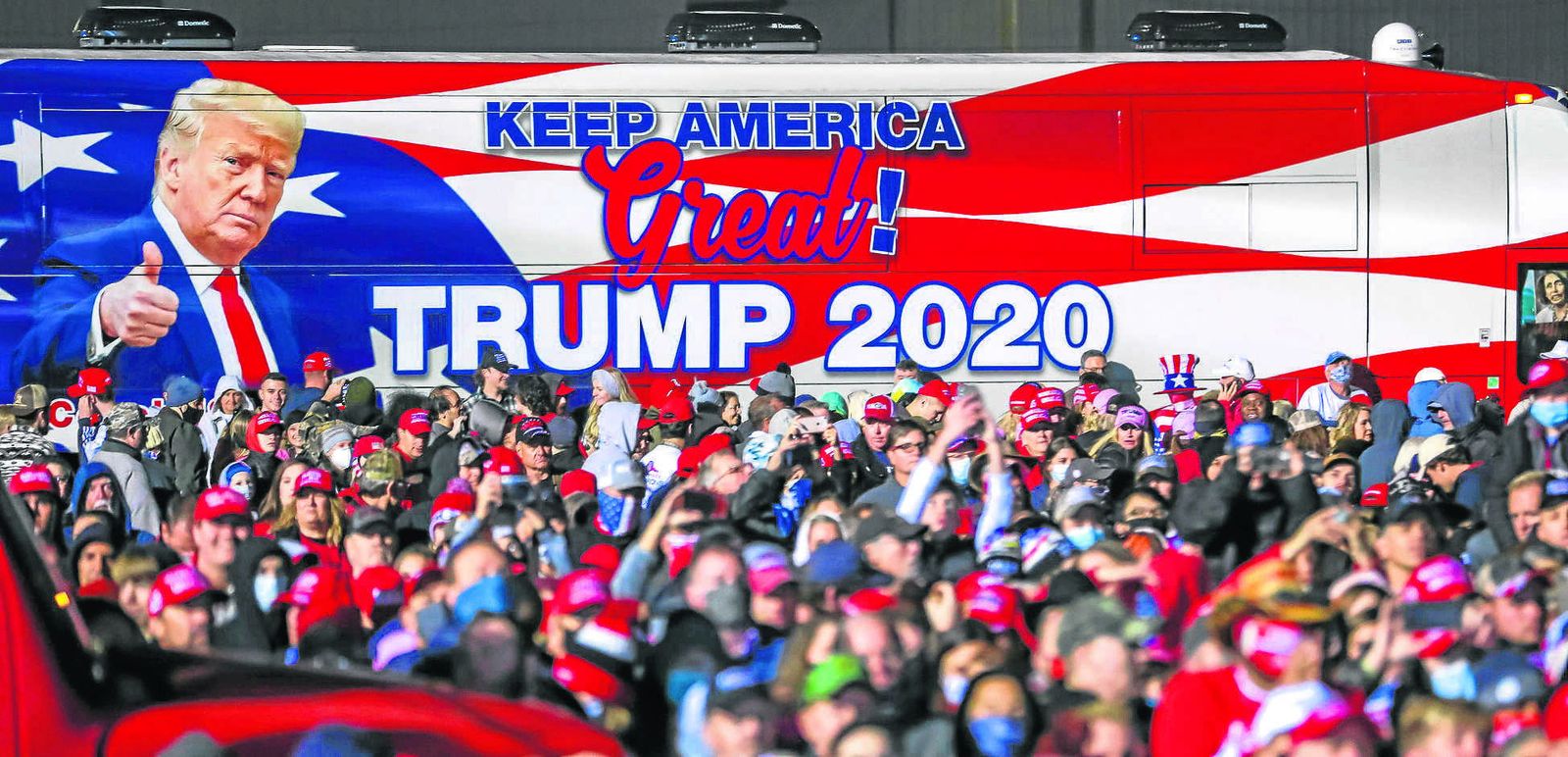 Un camión de la campaña de Trump en uno de sus multitudinarios mítines.