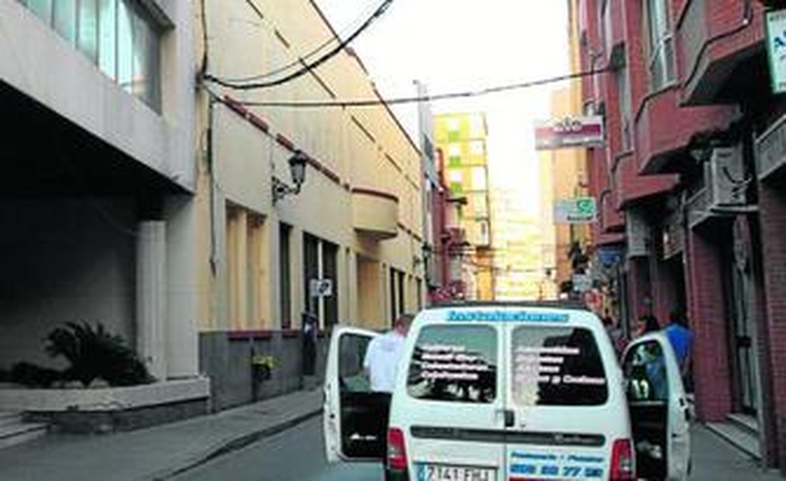 Instantánea del edificio Diego Salinas, a la izquierda de la imagen, tomada en la calle Carboneros.