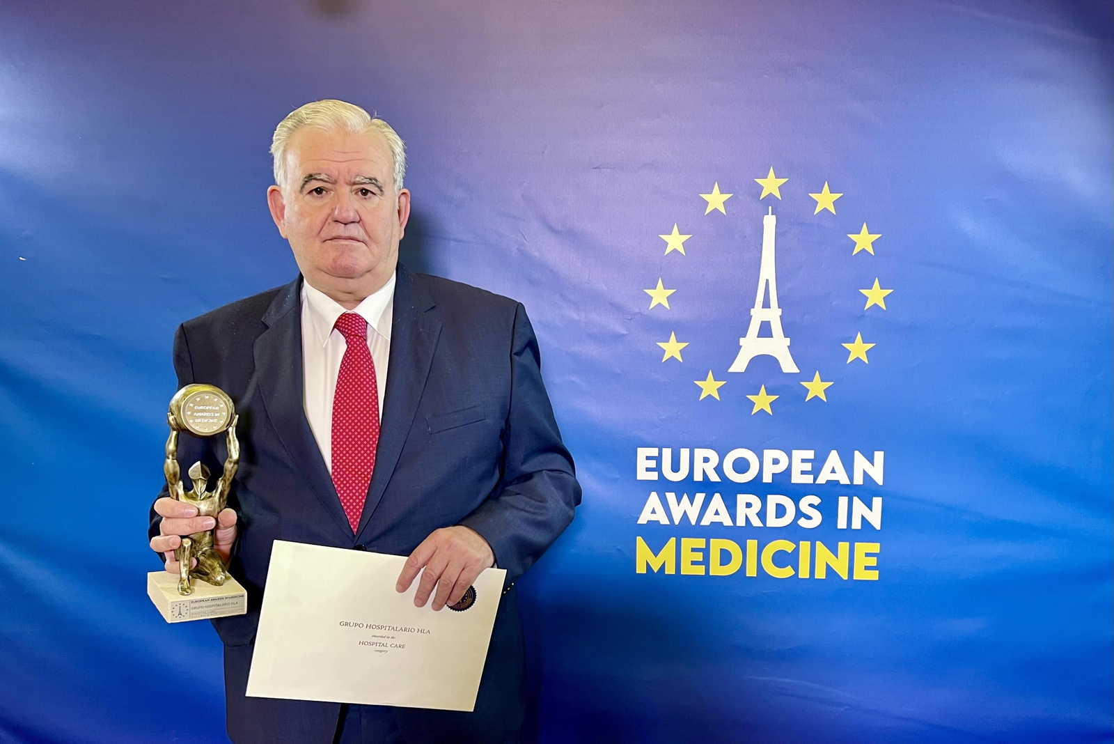 El Dr. Benito García-Legaz recogiendo el premio ‘Hospital Care’ en los ‘European Awards in Medicine’. El Dr. Benito García-Legaz recogiendo el premio ‘Hospital Care’ en los ‘European Awards in Medicine’.