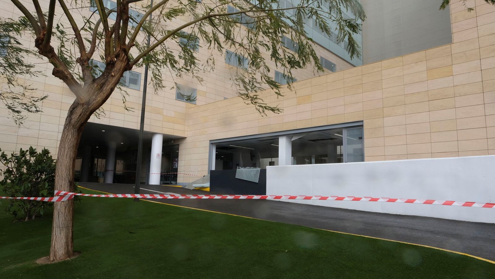 Acceso restringido en el Hospital Materno Infantil de Almería.