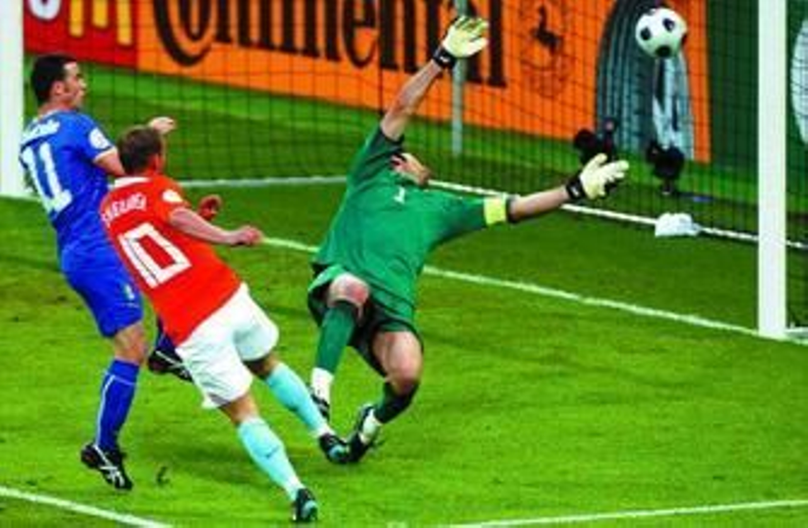 Sneijder bate a Gianluigi Buffon en el segundo tanto holandés.