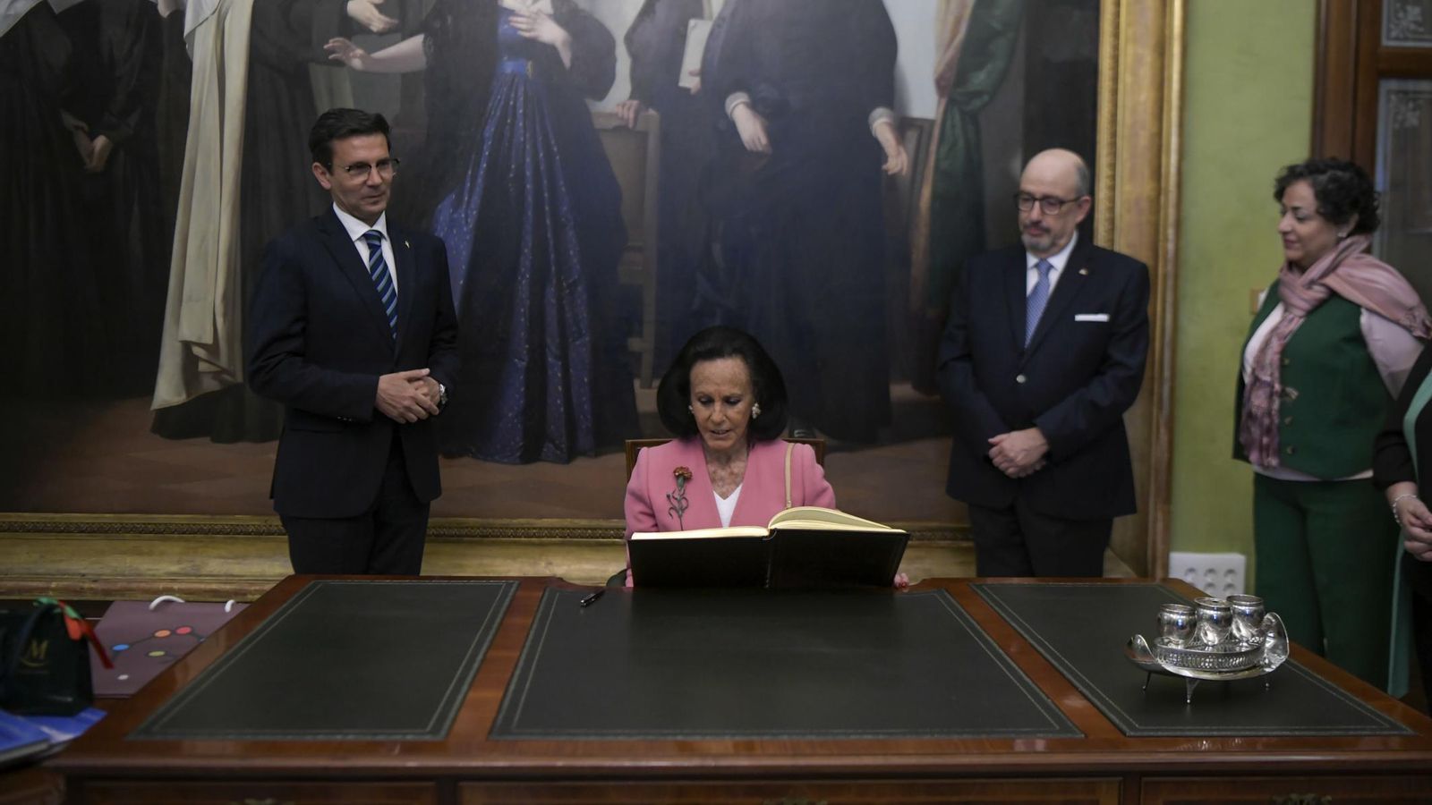 Los descendientes de Icaza han firmado en el libro de honores de la ciudad.