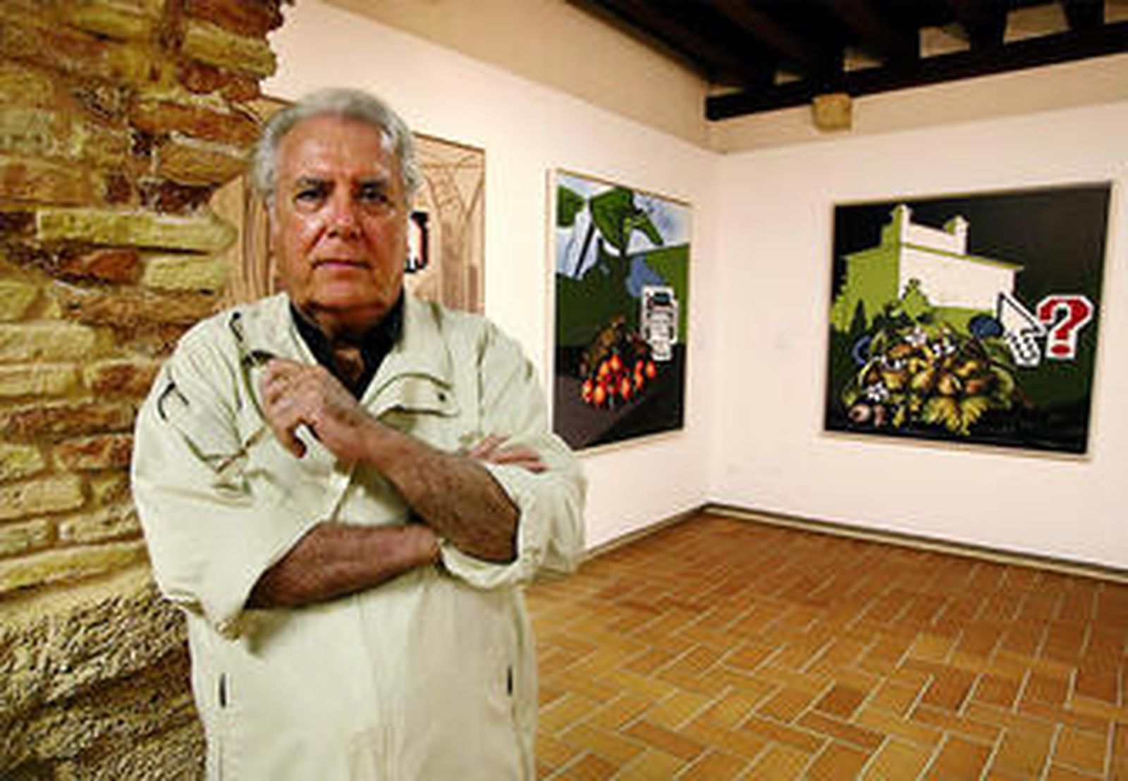 Eugenio Chicano posa ante su obra, en el Castillo de Santa Catalina.