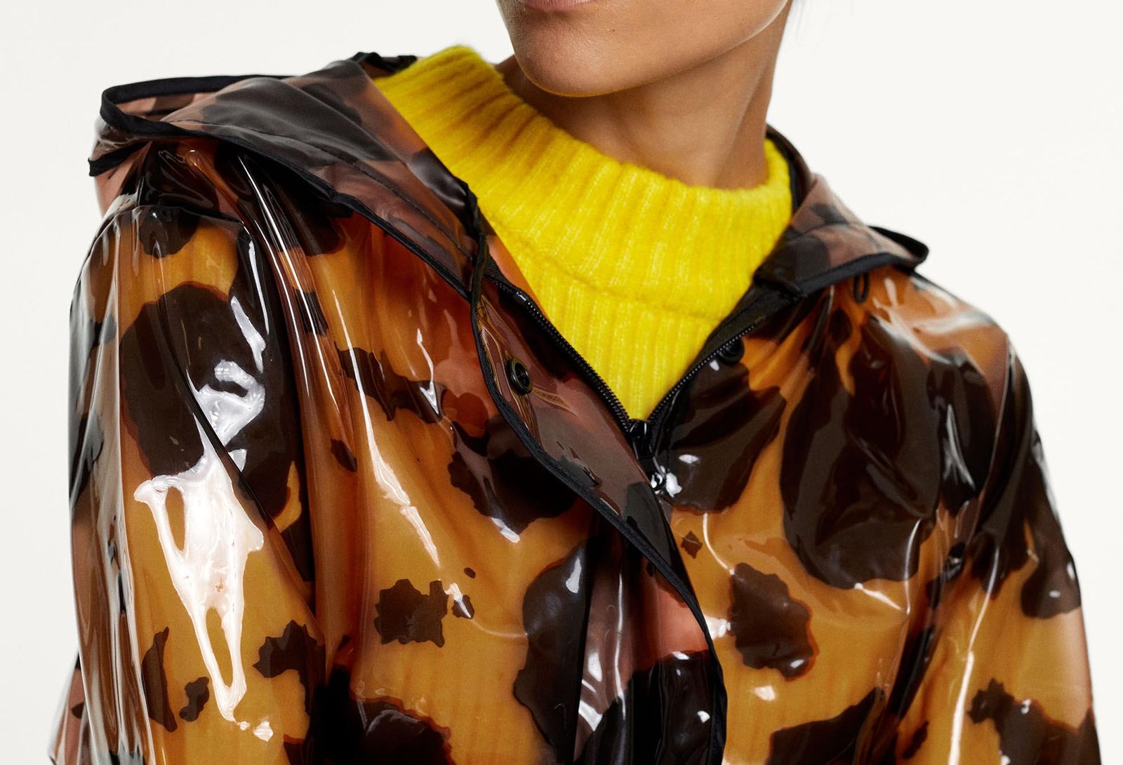 La chaqueta en animal print de Parfois más perfecta para los días de lluvia.