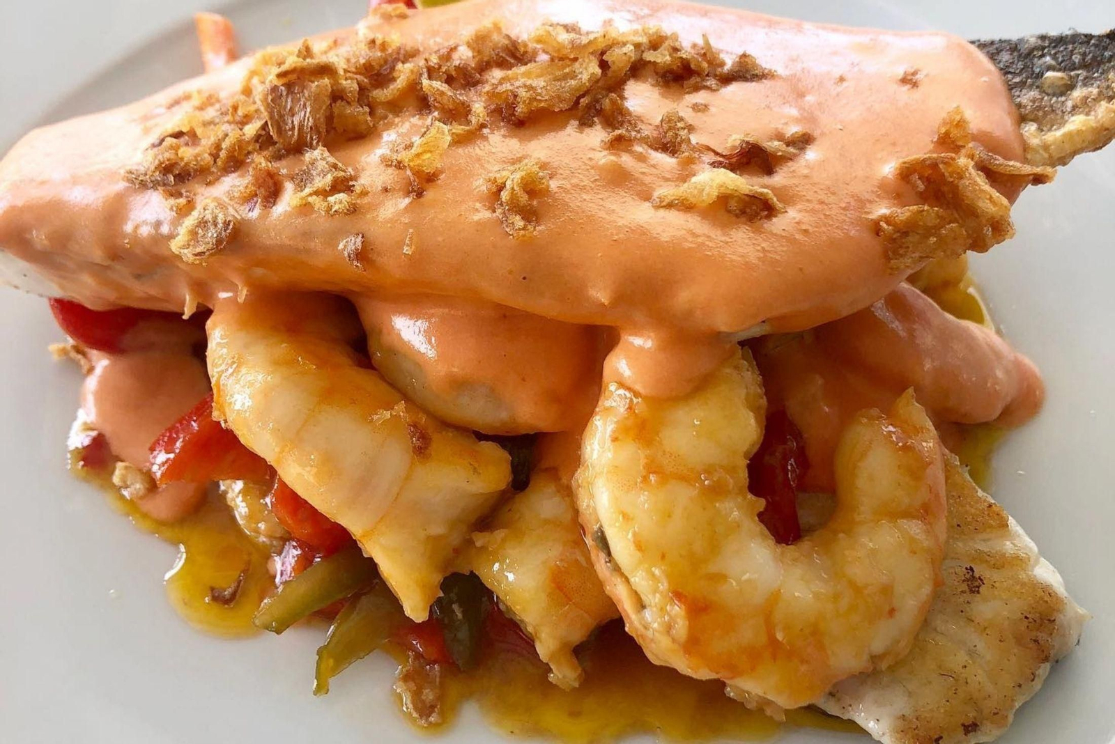 Milhoja de dorada con langostinos y verduras