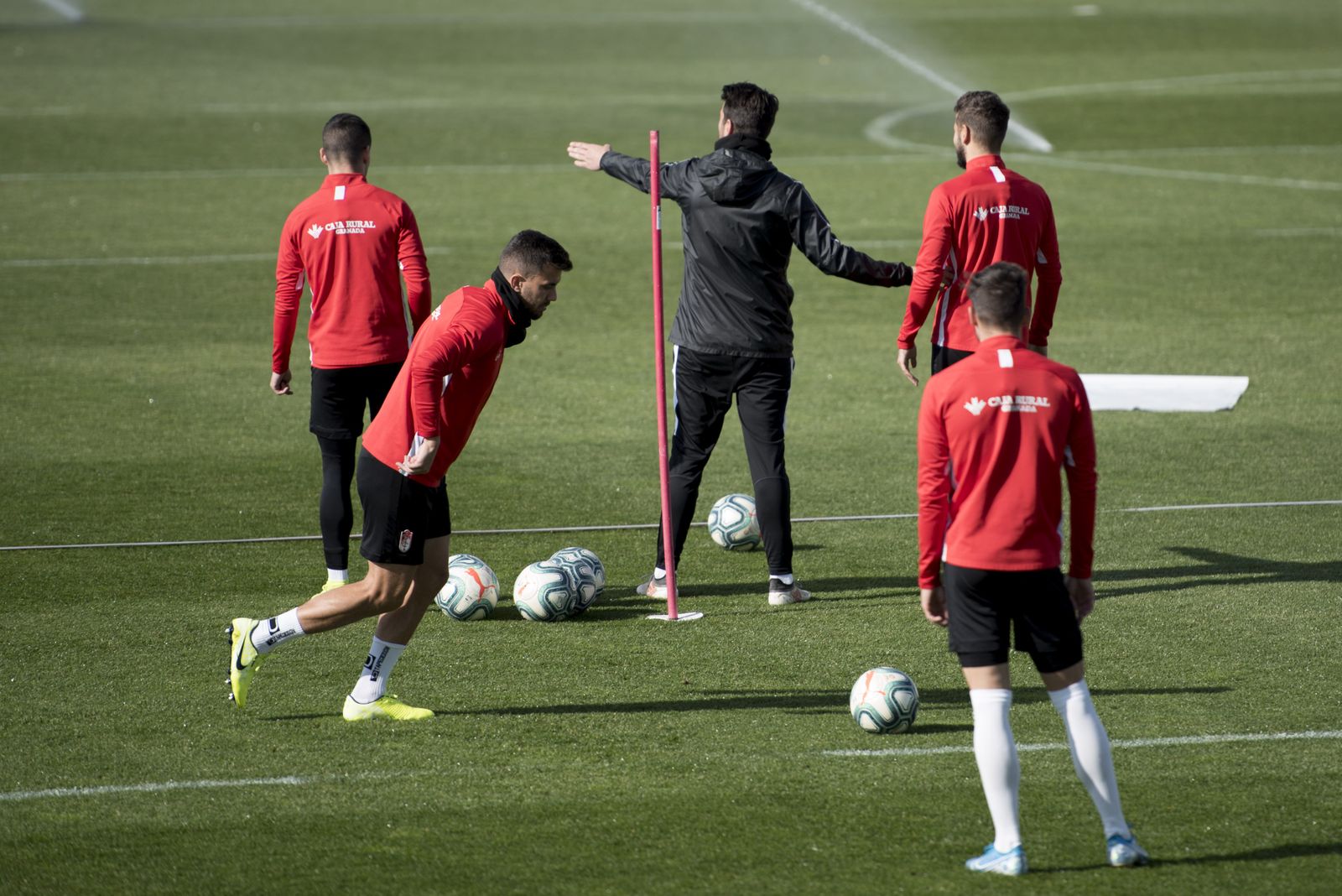 Fede Vico, que se dispone a golpear el esférico, no completó la sesión de entrenamiento de este jueves.