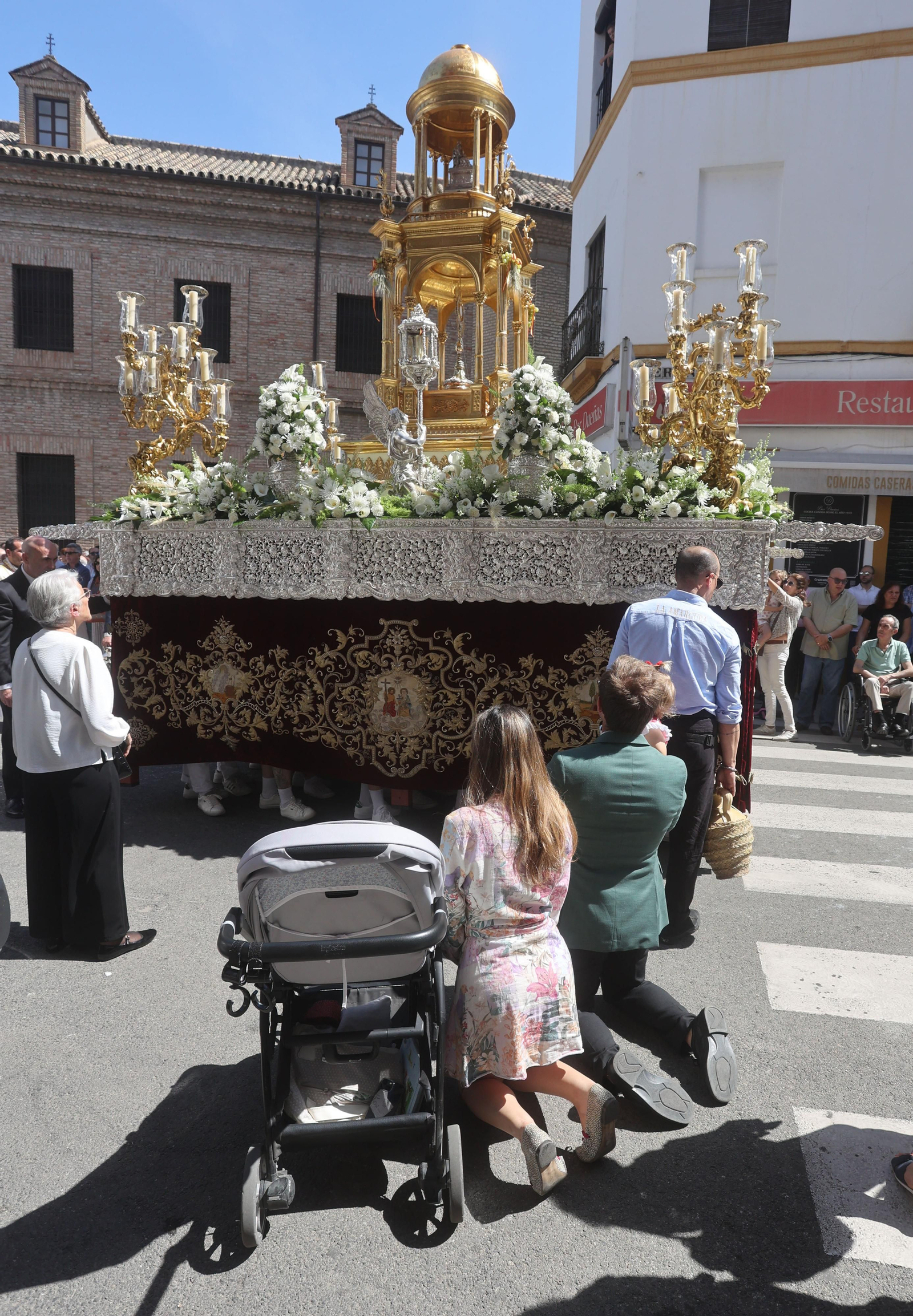 Salida de la procesión eucarística extraordinaria de la Amargura