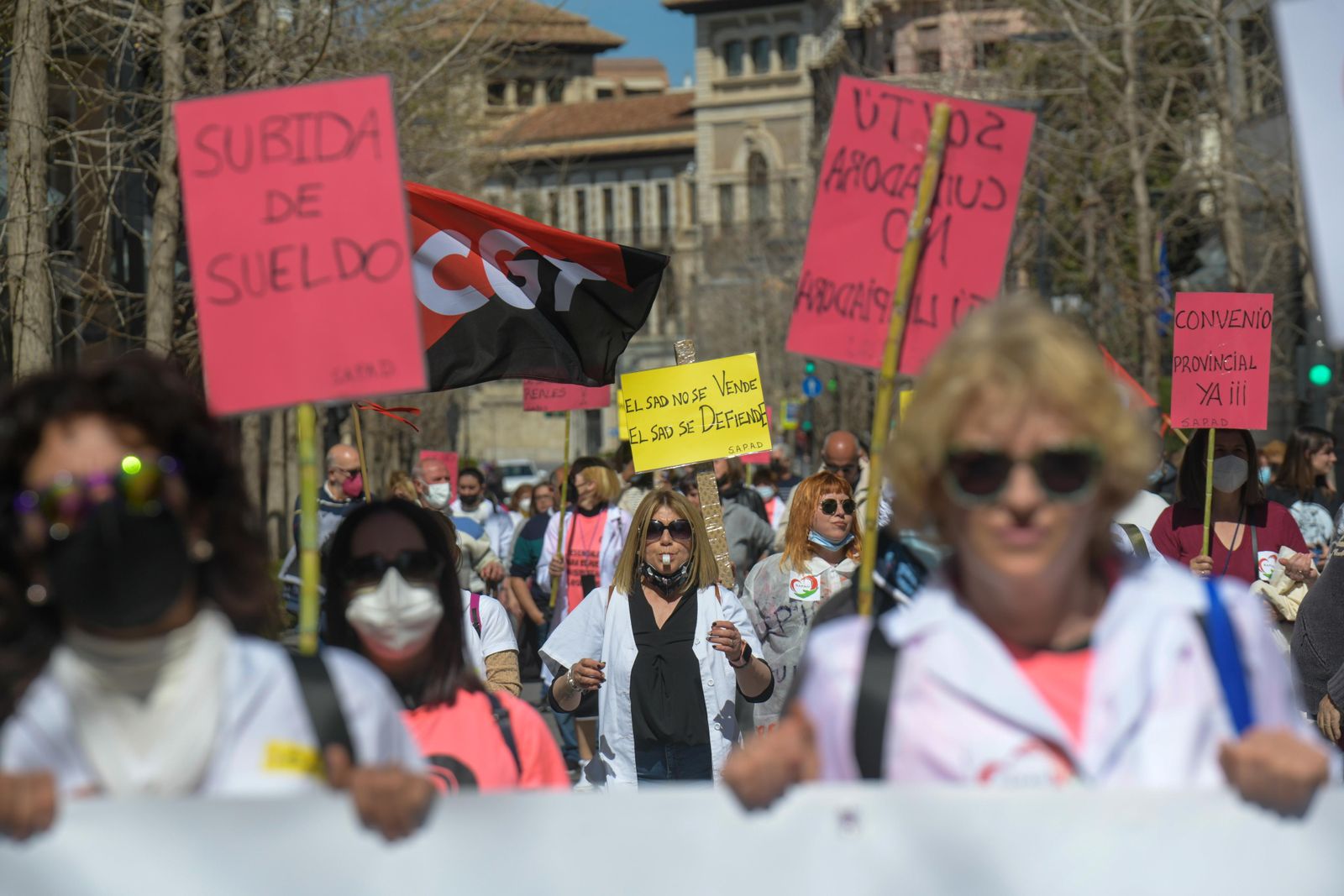 La Marcha Blanca del Servicio de Atención Domiciliaria (SAD) recorre Granada para "gritar" las pésimas condiciones del colectivo