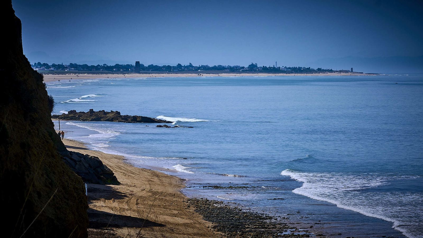 Playas de Conil. Vista desde el acceso a Fuente del Gallo de toda la costa playera conileña.