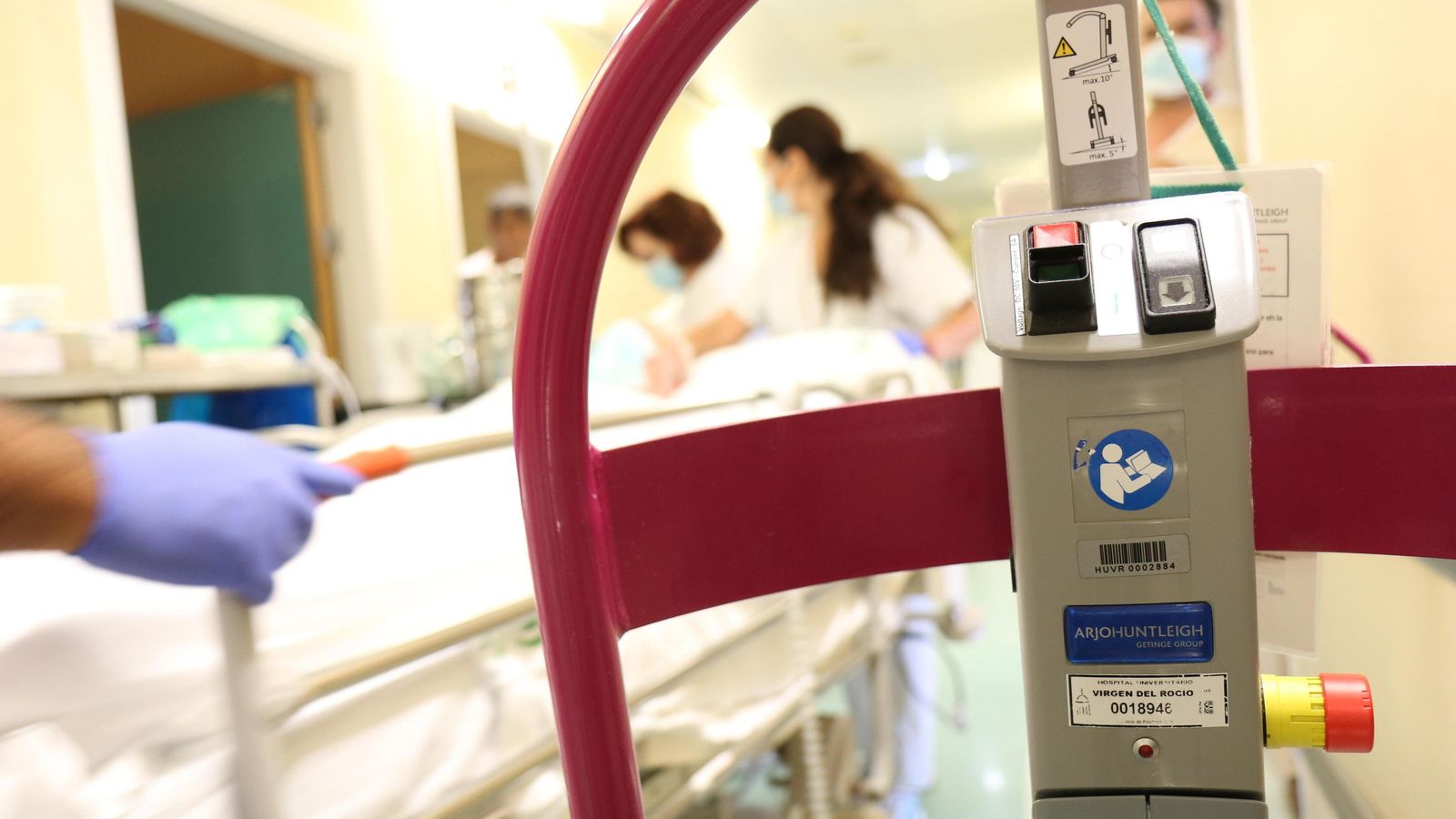 Asisten a un paciente en una Unidad de Ictus. Imagen de archivo.