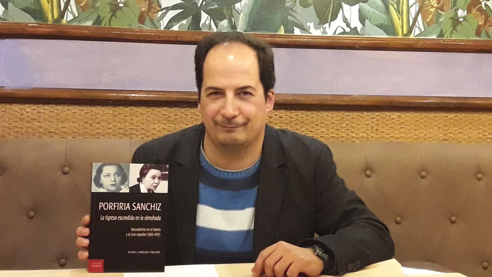 El escritor y periodista sanluqueño Juan Carlos Palma, con su obra 'Porfiria Sanchiz. La tigresa escondida en la almohada'.