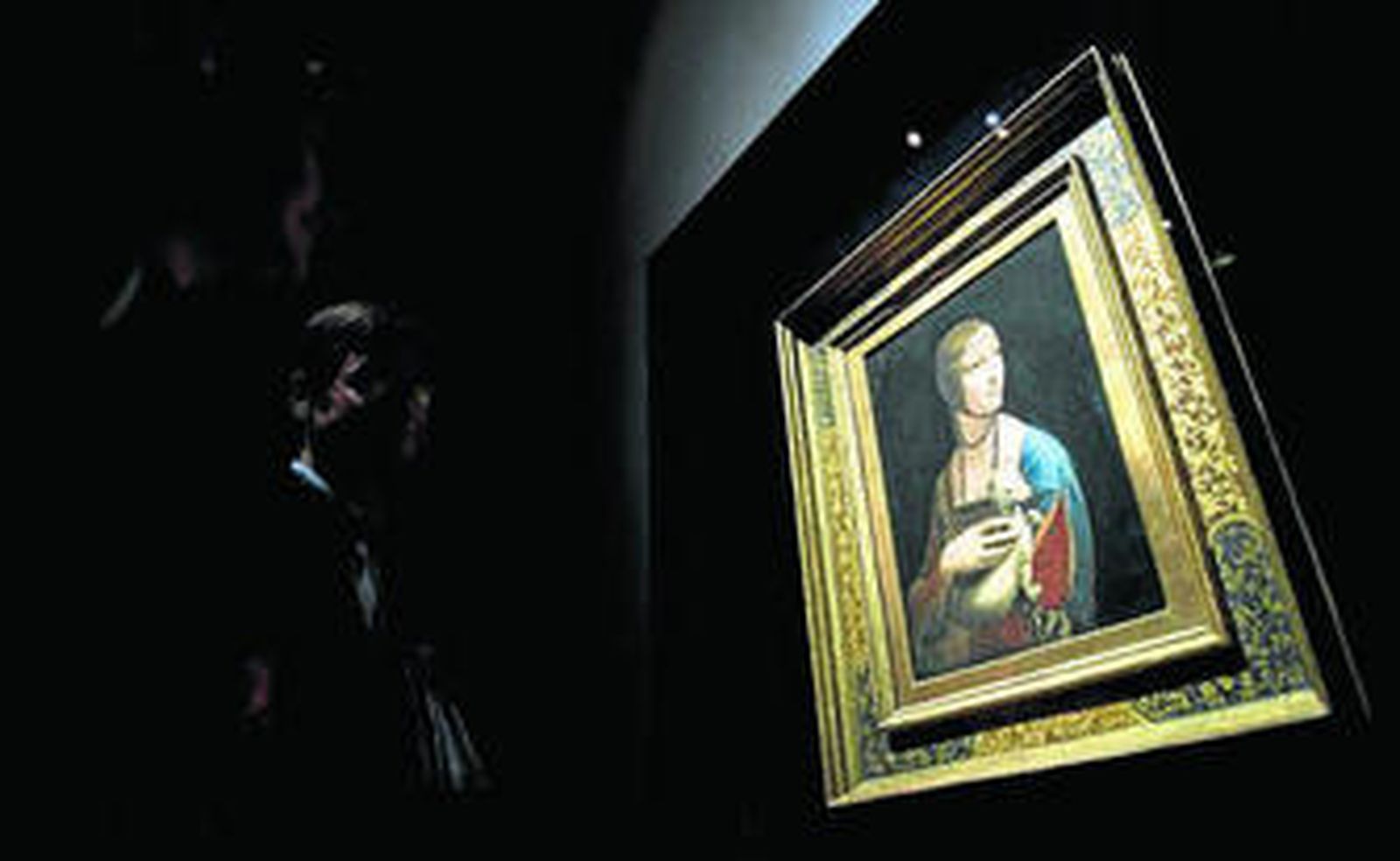 Un visitante contempla 'Dama con armiño' de Leonardo da Vinci.