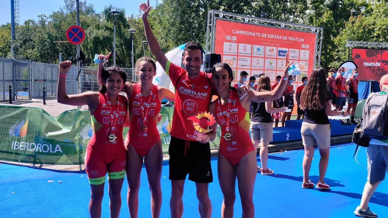 Samer Ali-Saad, junto a las juniors Gianella Coaguila, Marina Caraballo y Beatriz Escalante.
