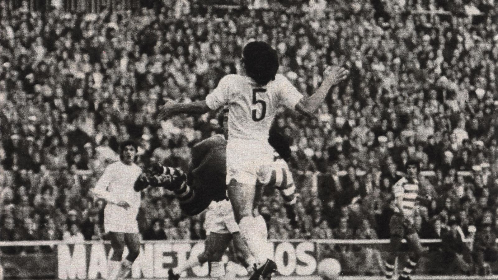 Benito despeja un balón en pugna con Lorenzo.