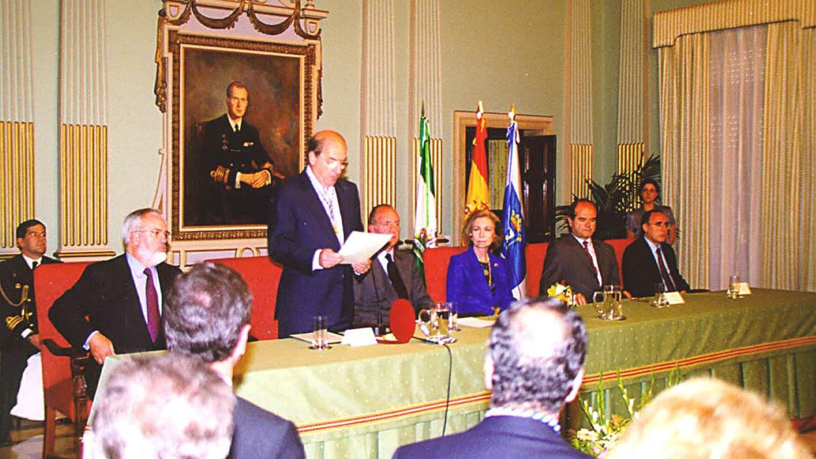 Pedro Rodríguez, alcalde de Huelva, se dirige a los reyes en el salón de plenos del Ayuntamiento.