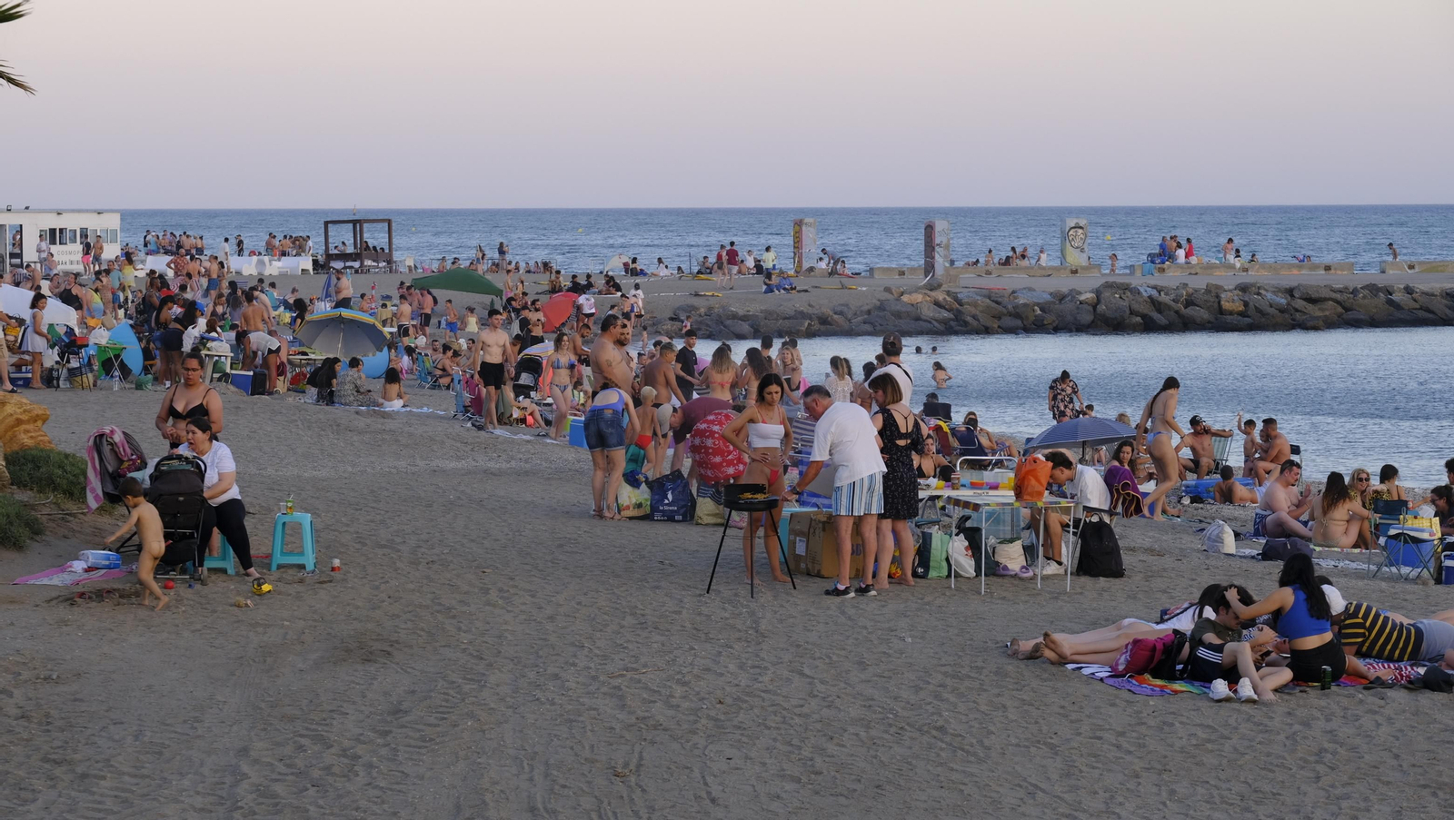 Imágenes de las hogueras de la Noche de San Juan en Almería capital