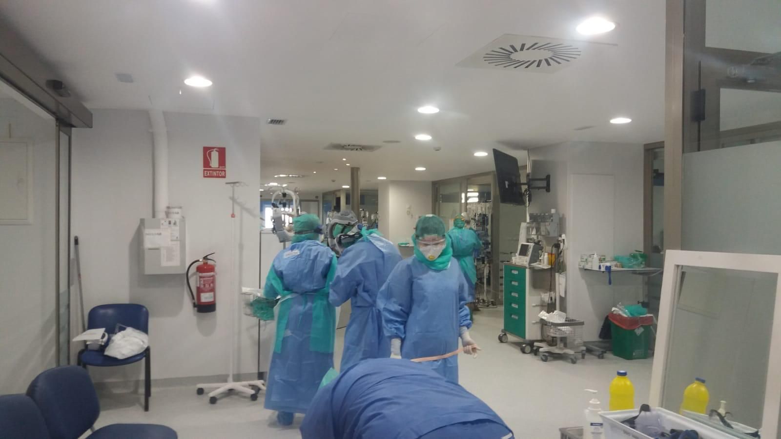 Imagen de una UCI del Puerta del Mar durante la primera ola de la pandemia.