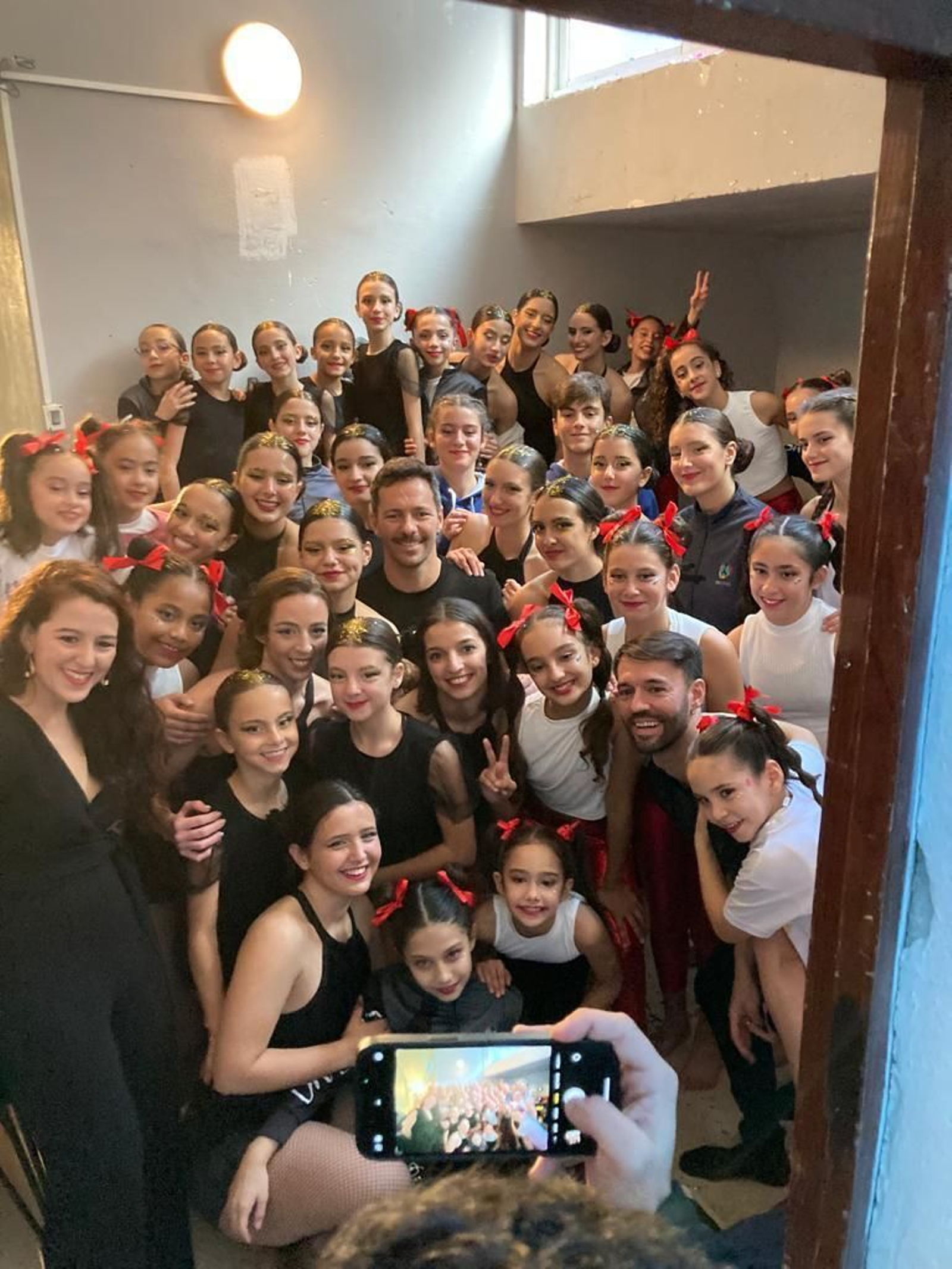 Las gimnastas que participaron en la gala, junto a sus profesores. Las gimnastas que participaron en la gala, junto a sus profesores.