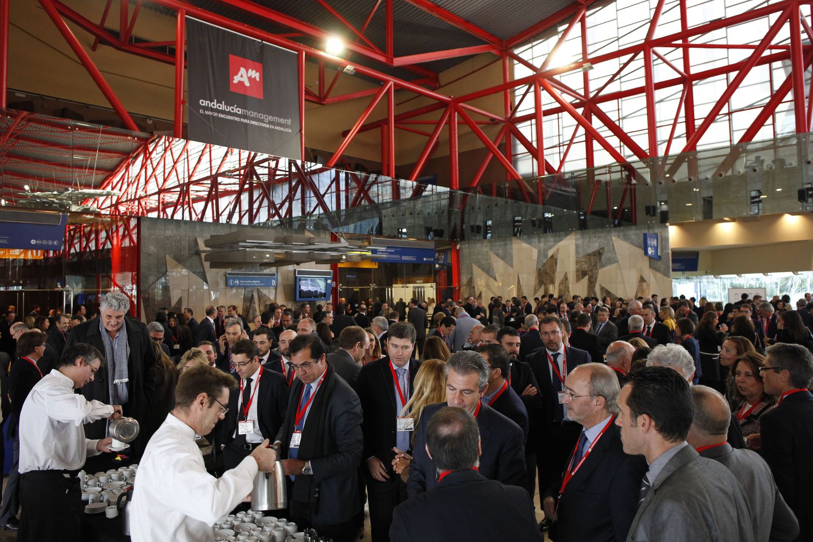 Los centenares de asistentes en el Palacio de Ferias este pasado jueves en un momento de descanso.