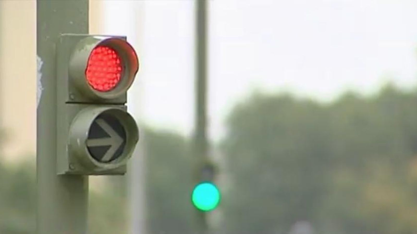 Semáforo en rojo ubicado a la salida del Charco de la Pava en Sevilla