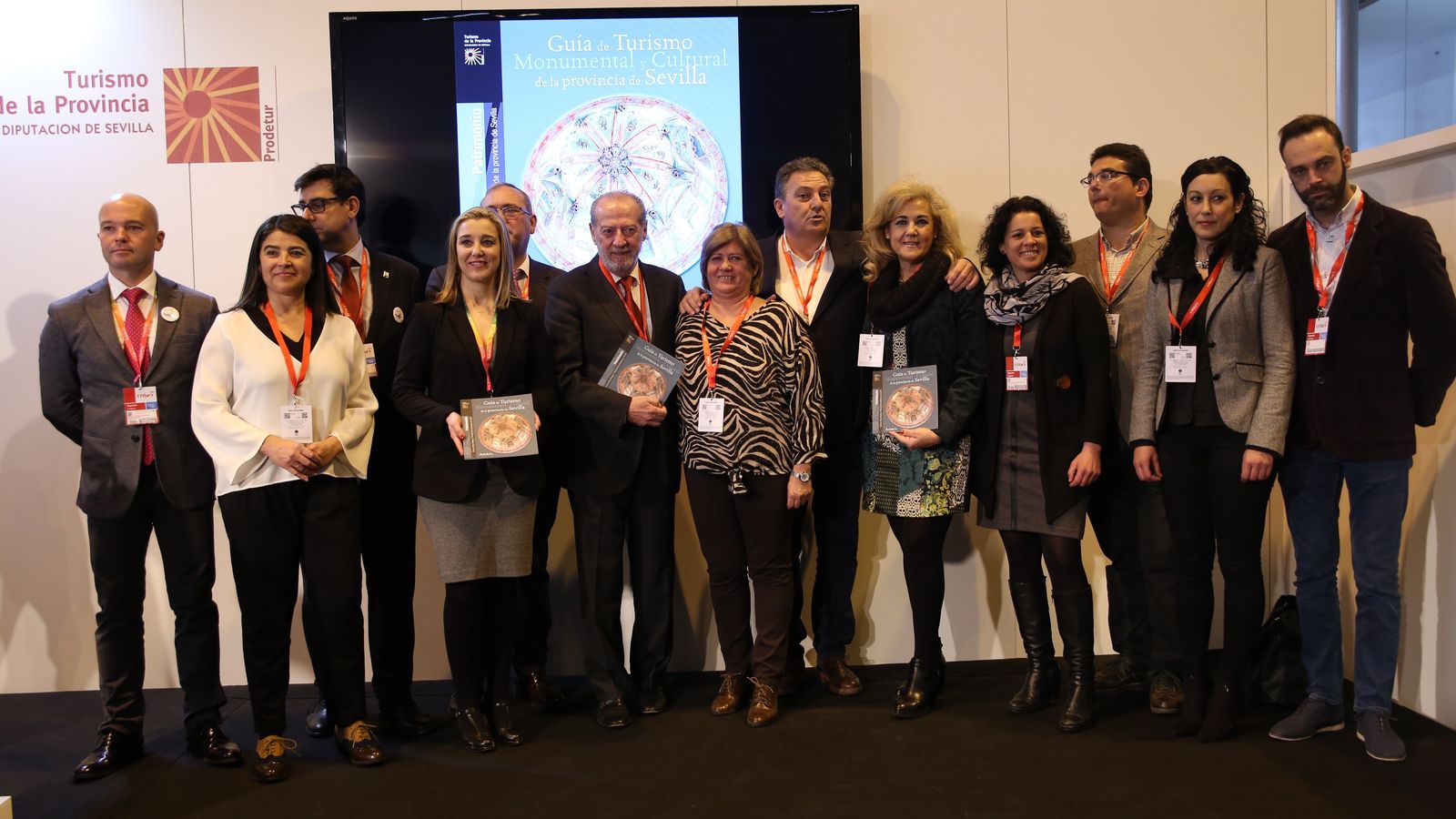 El equipo de la Diputación en Fitur, con Rodríguez Villalobos (c), a la cabeza.