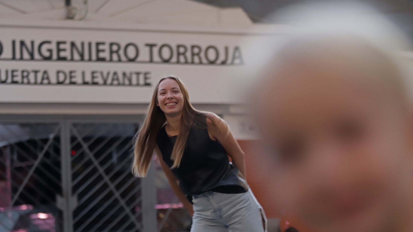 Sasha y León, sonriendo en primer plano