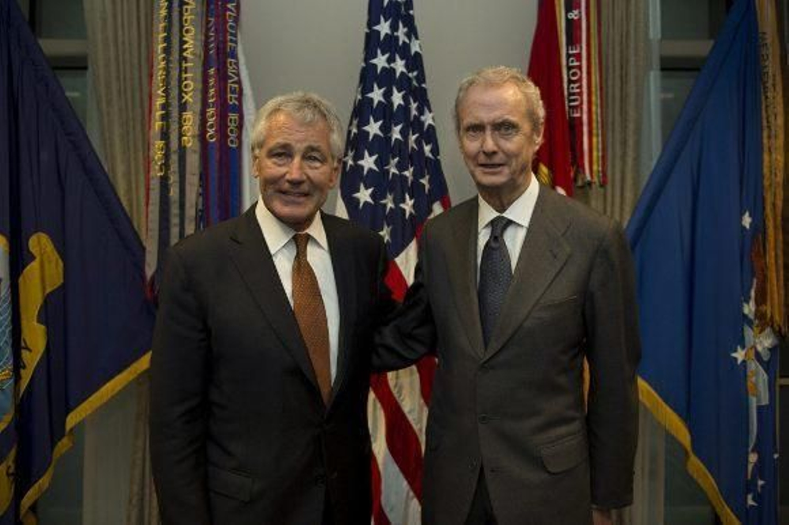 Morenés afirma que Morón y Rota ya están operativas para los planes de EEUU contra el Ébola