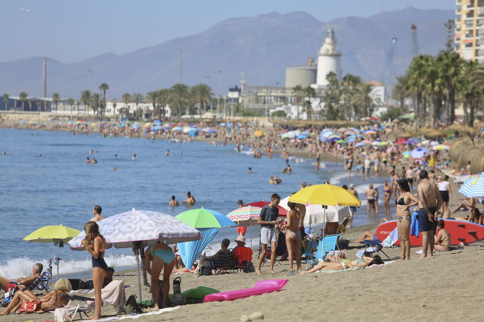 Bañistas en la playa de La Malagueta.