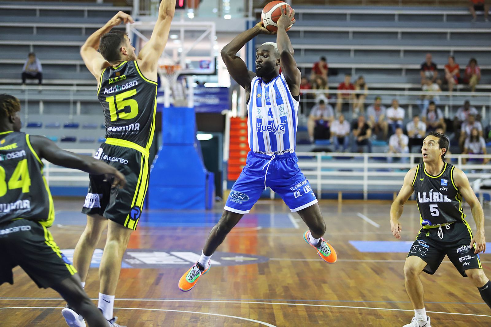 Imágenes de la Primera jornada de la fase final a LEB Plata: Huelva Comercio Viridis vs Refitel Basket Lliria