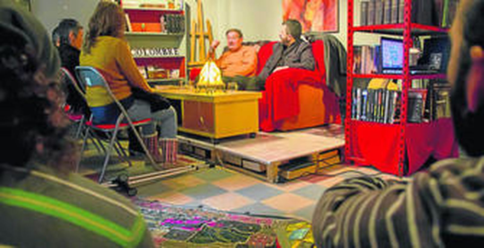 1.  Una de las actividades que acoge el espacio Colombre en el local del callejón que une las calles Esperanza de Triana y Febo. 2. Los promotores de la idea, Pedro Gozalbes y Rafael Delgado.