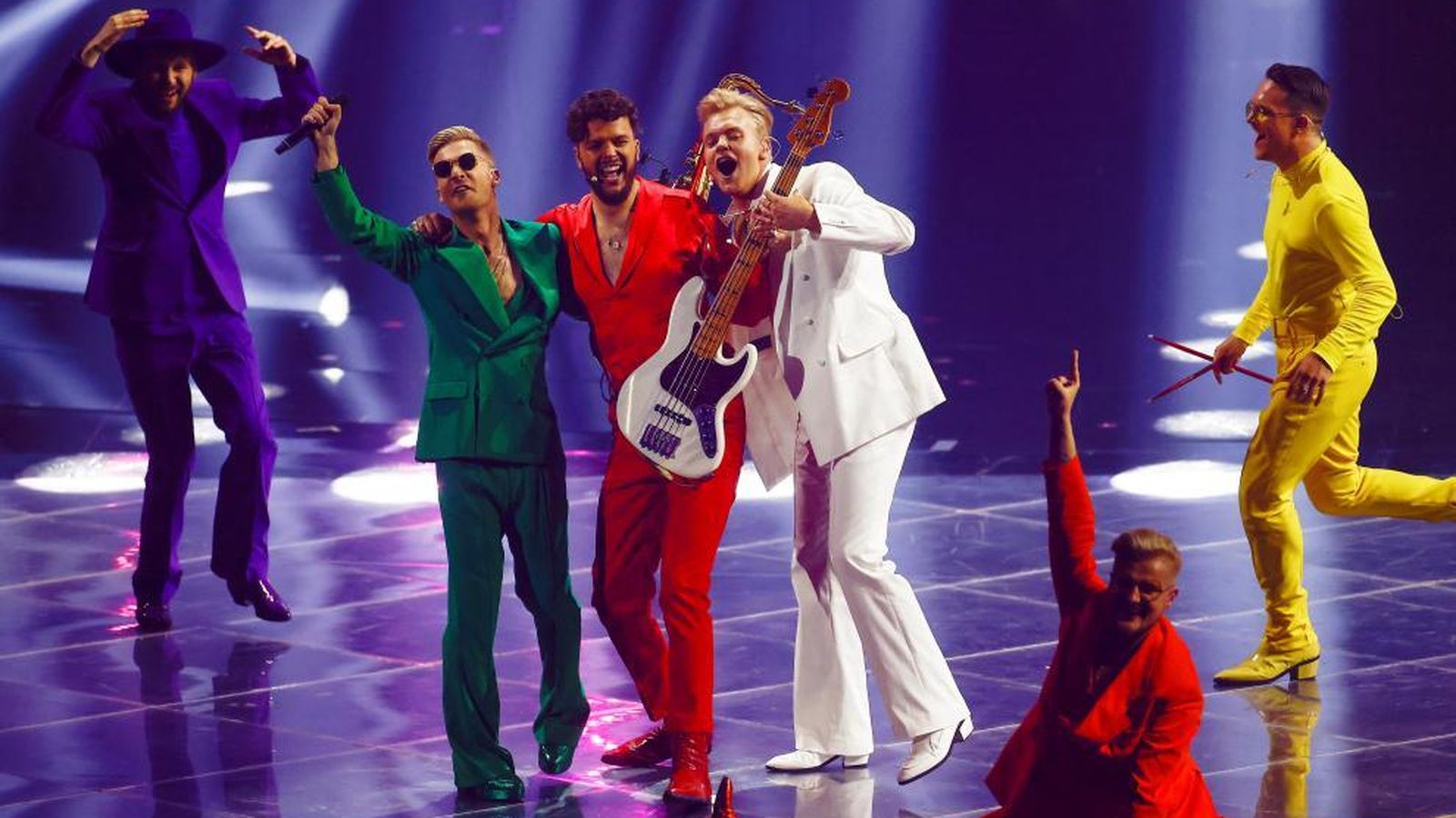 Los de Letonia, con estilismos de 'Parchís'.