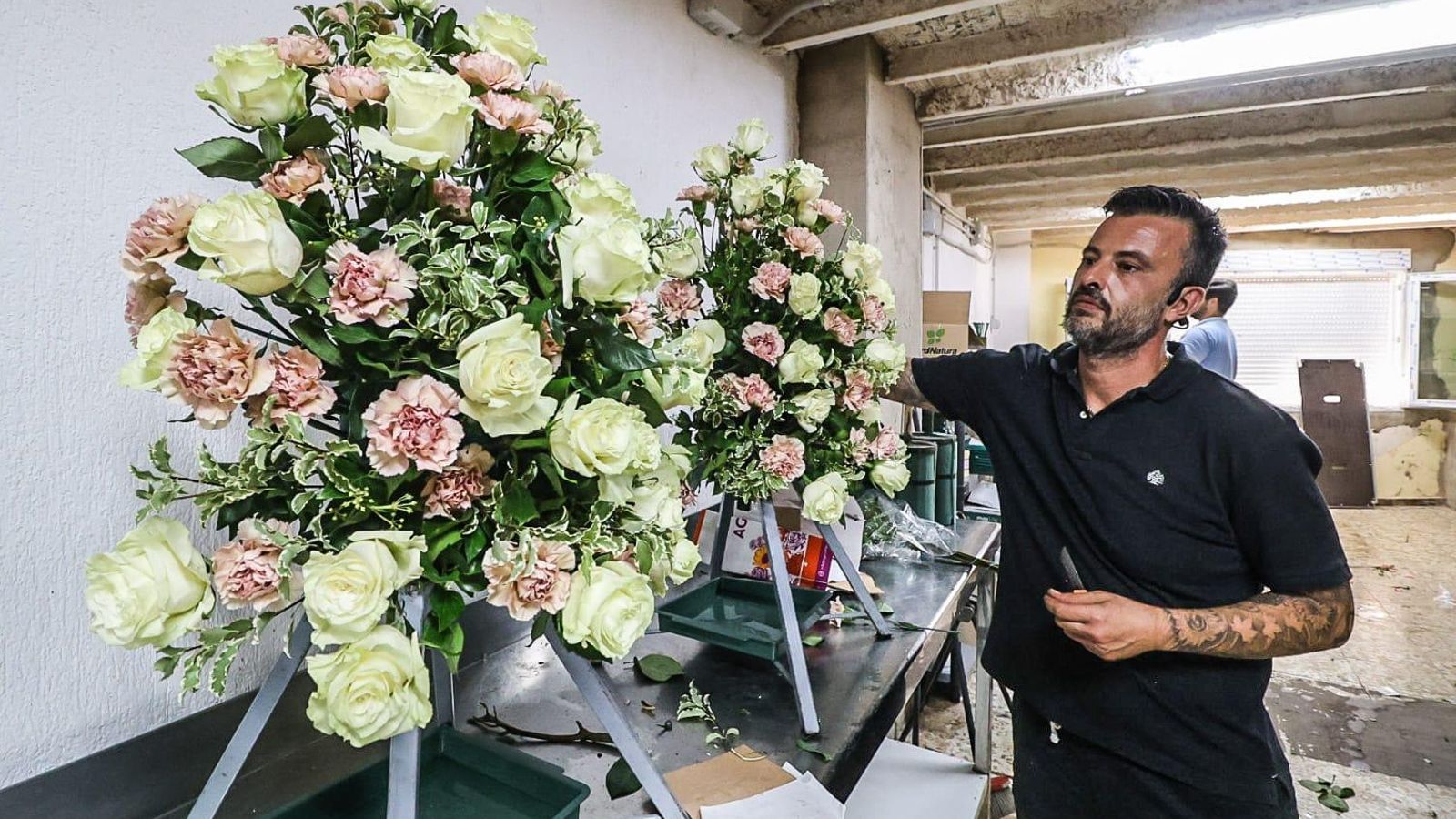 Preparativos en la floristería para la Magna Mariana.