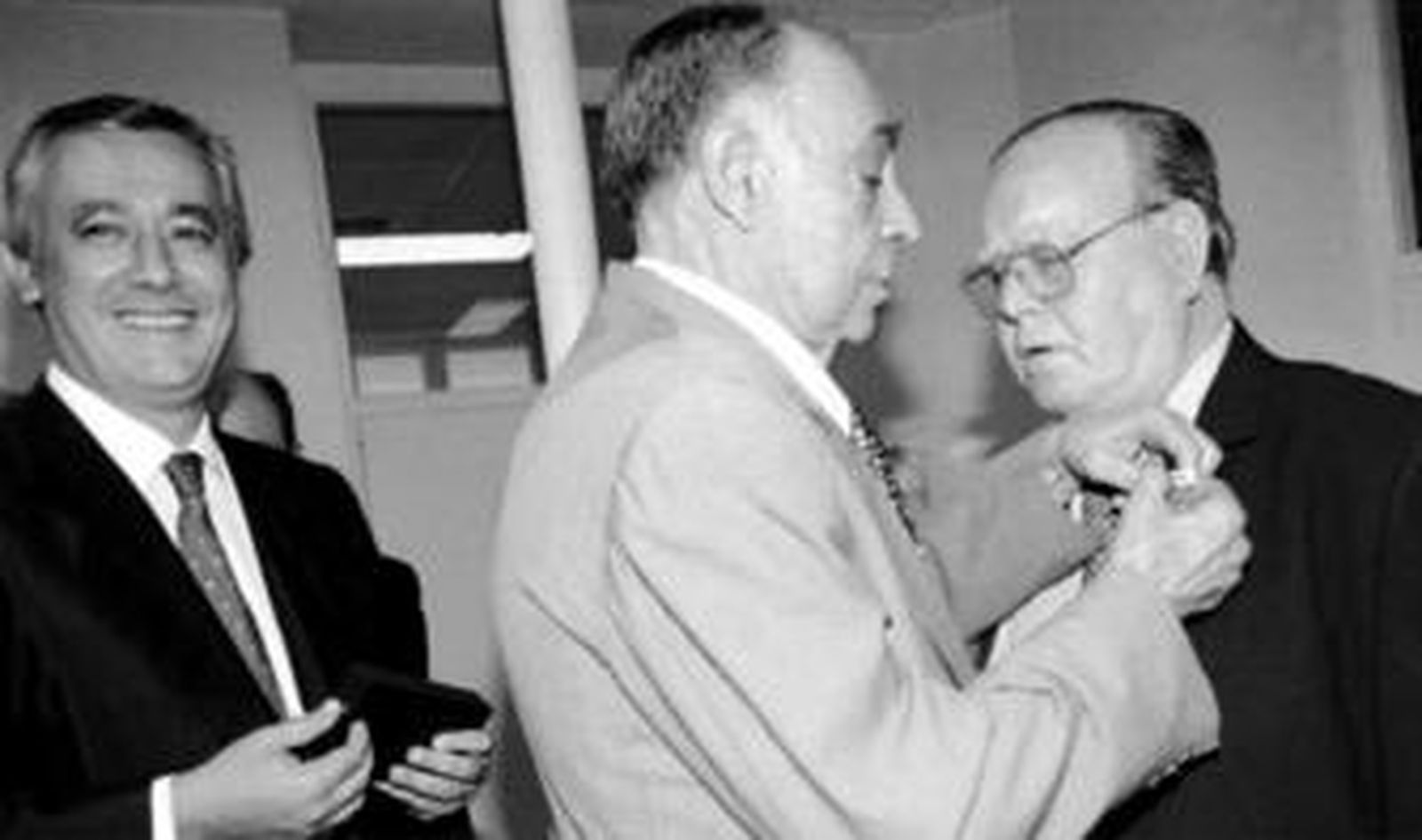 Federico Joly Höhr le impone la medalla de plata al Mérito en el Trabajo, en presencia del entonces ministro Javier Arenas.