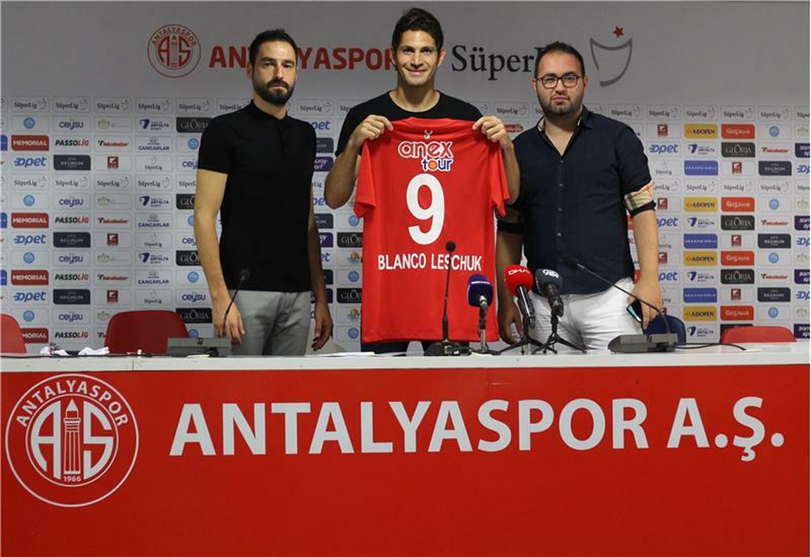 Blanco Leschuk posa en su presentación.