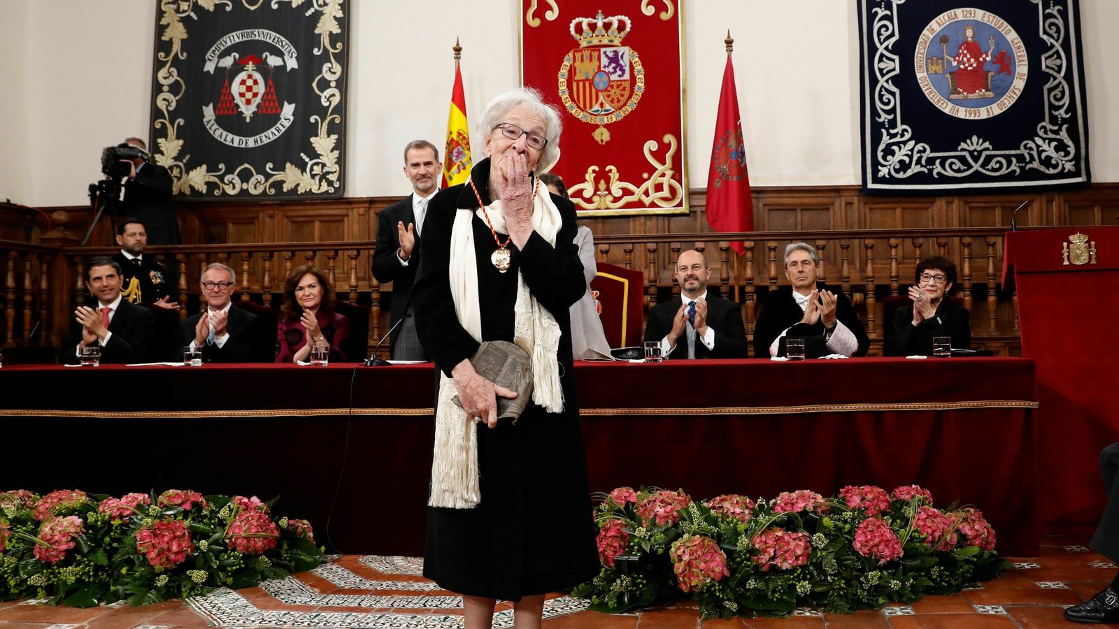 La poeta uruguaya recibe con emoción el aplauso de los asistentes al acto.