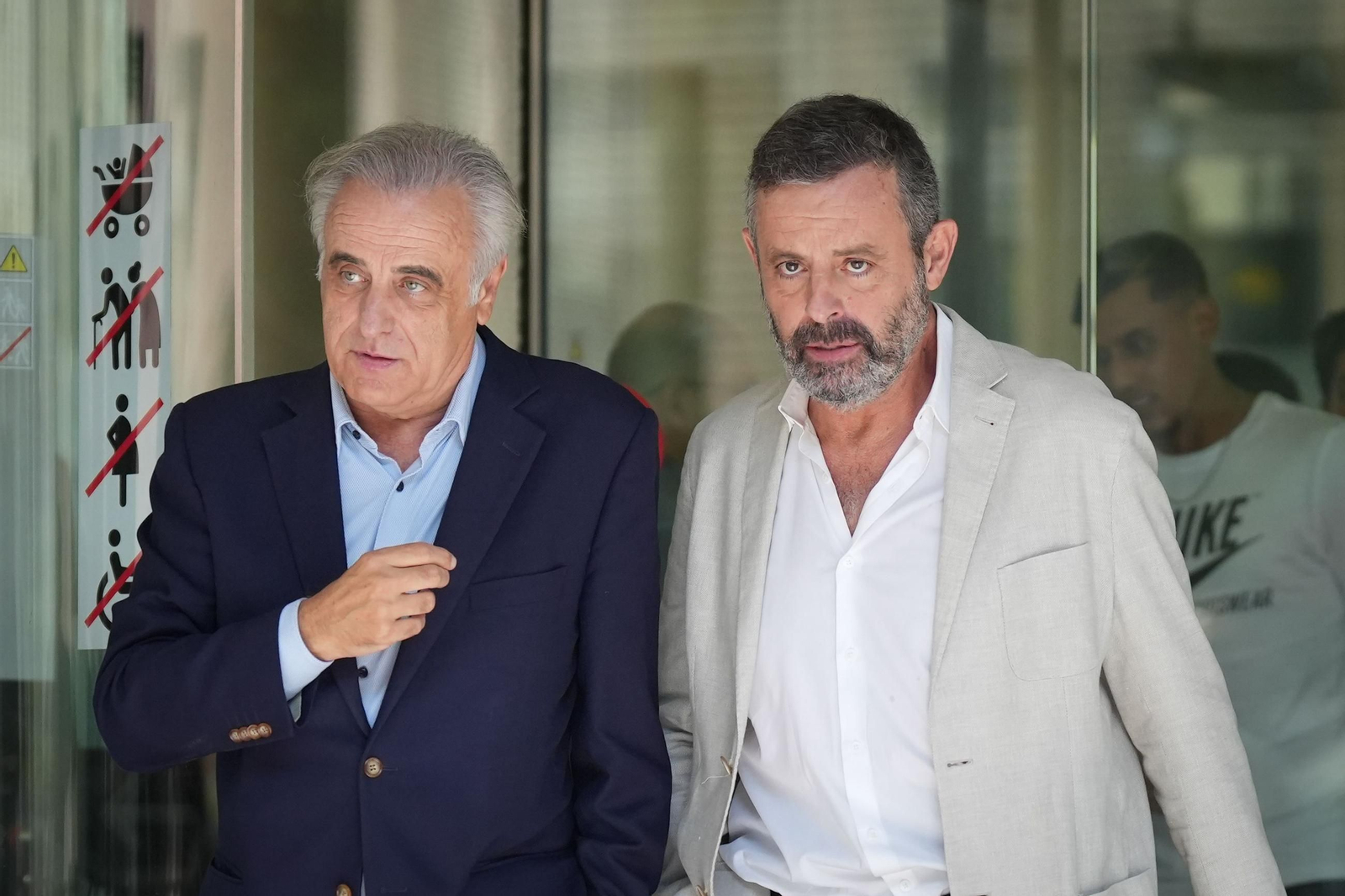 Sandro Rosell sale con su abogado de los juzgados.