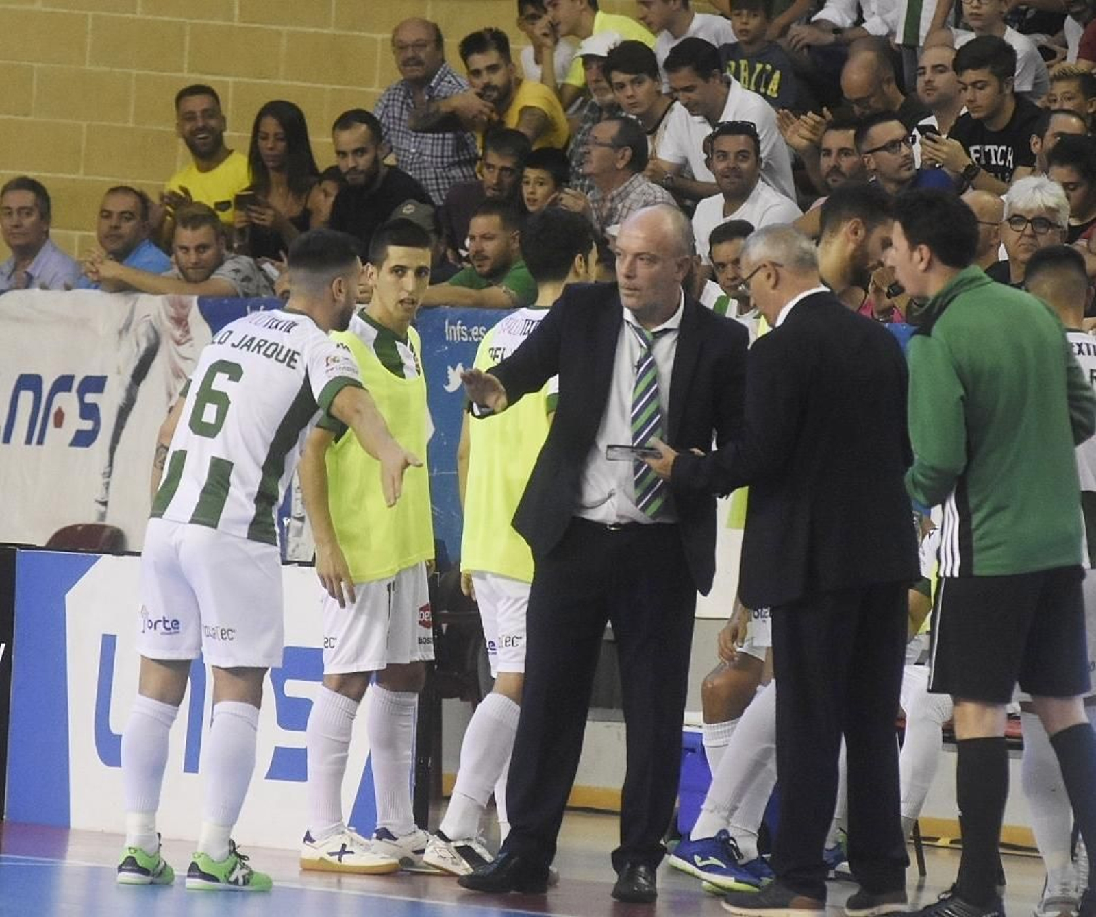 Macario habla con Lolo Jarque durante un tiempo muerto del Córdoba Patrimonio de la Humanidad.