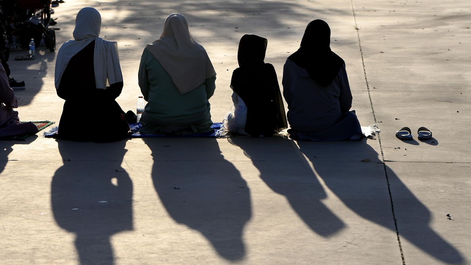 Miles de musulmanes celebran el final del Ramadán en el recinto ferial de Almería.