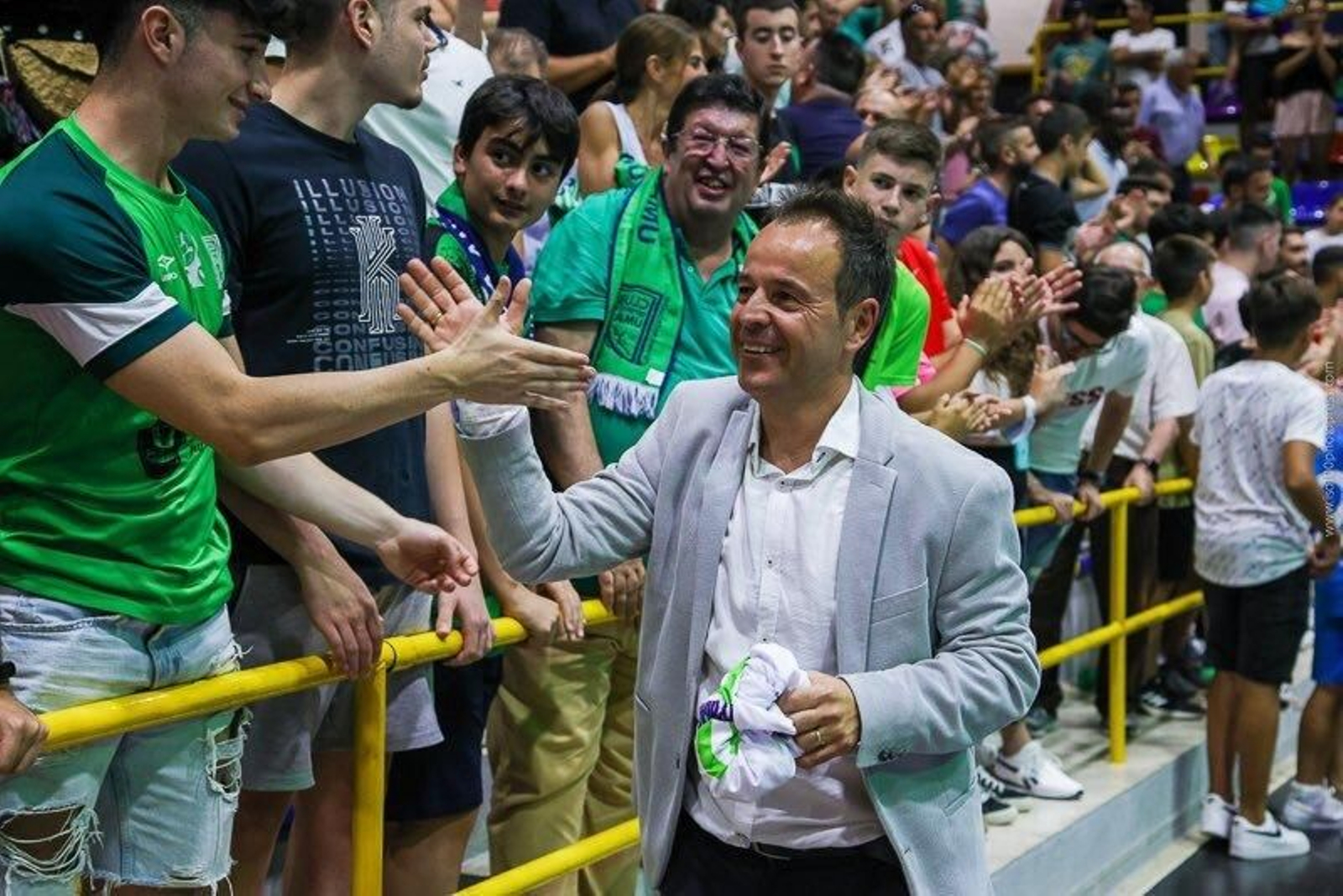 Tete saludando a la afición del Argüelles tras conseguir el ascenso.